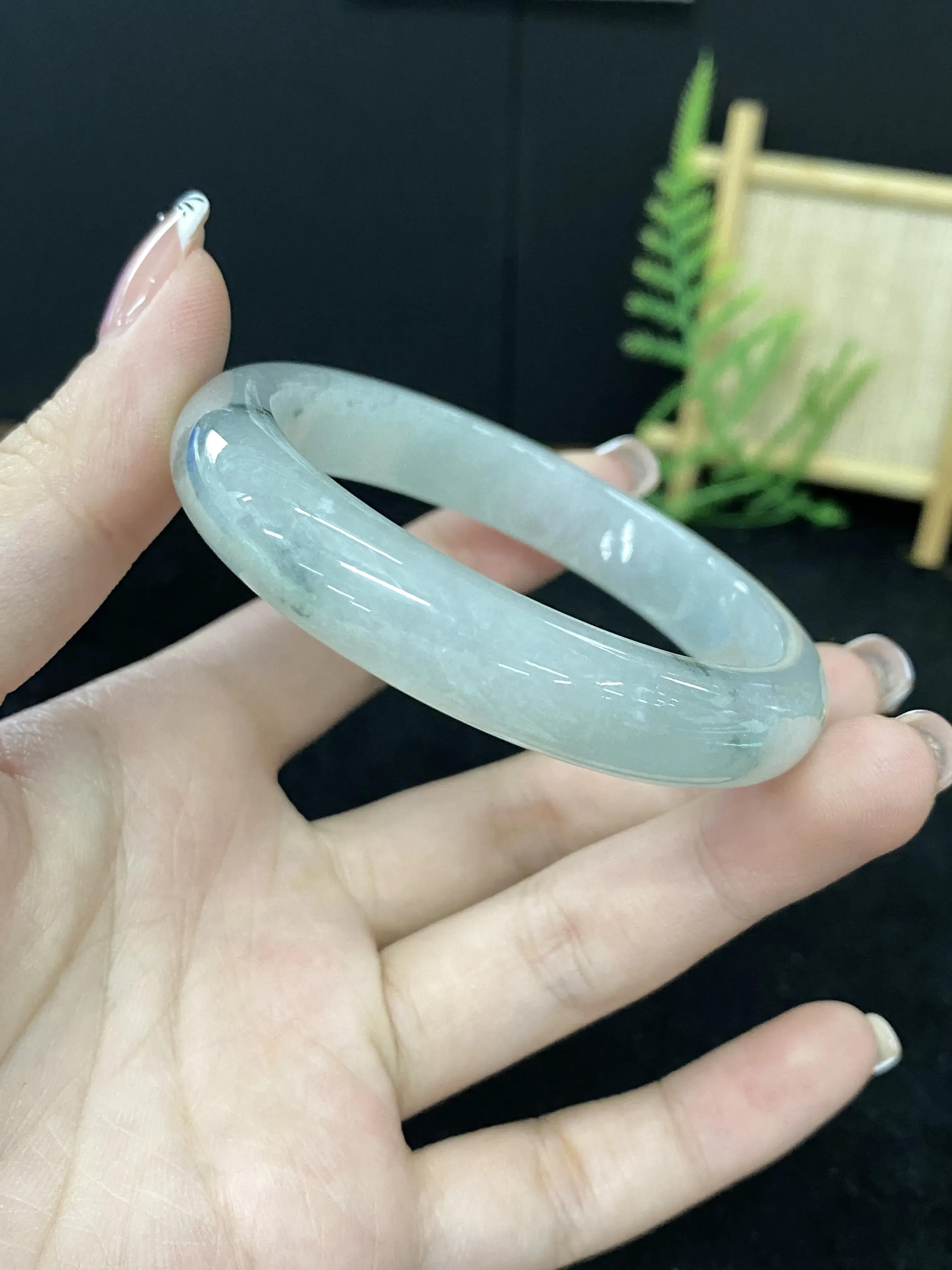 翡翠手镯贵妃圈口59#
种老，透光感好！花色灵动！