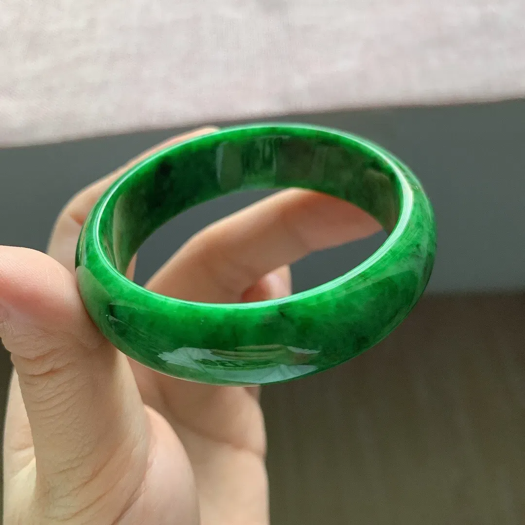 老坑冰润阳绿宽边正圈翡翠手镯，尺寸:52.3-15.3-6.8mm，无纹裂，适合52-53圈口。