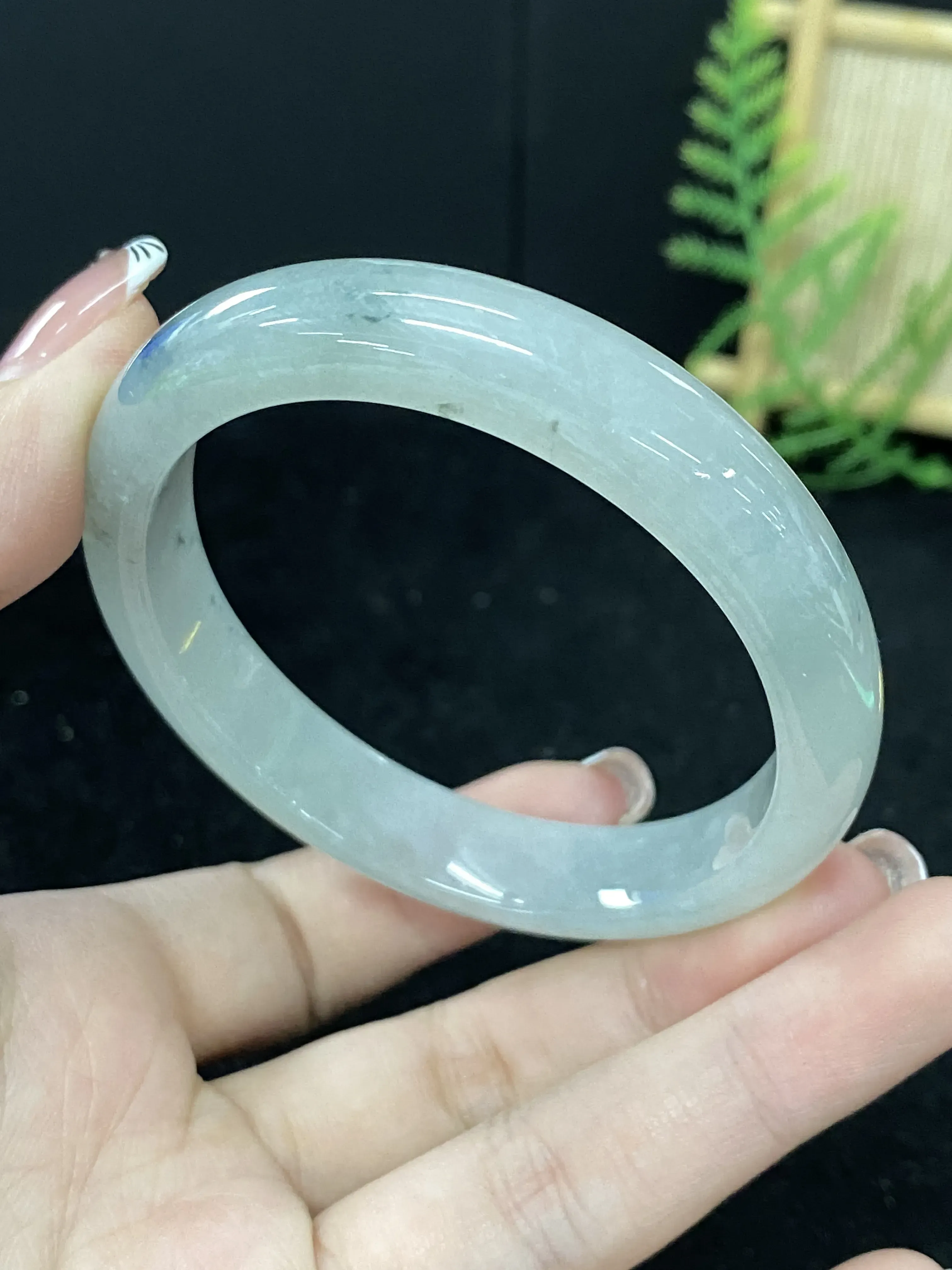 翡翠手镯贵妃圈口59#
种老，透光感好！花色灵动！