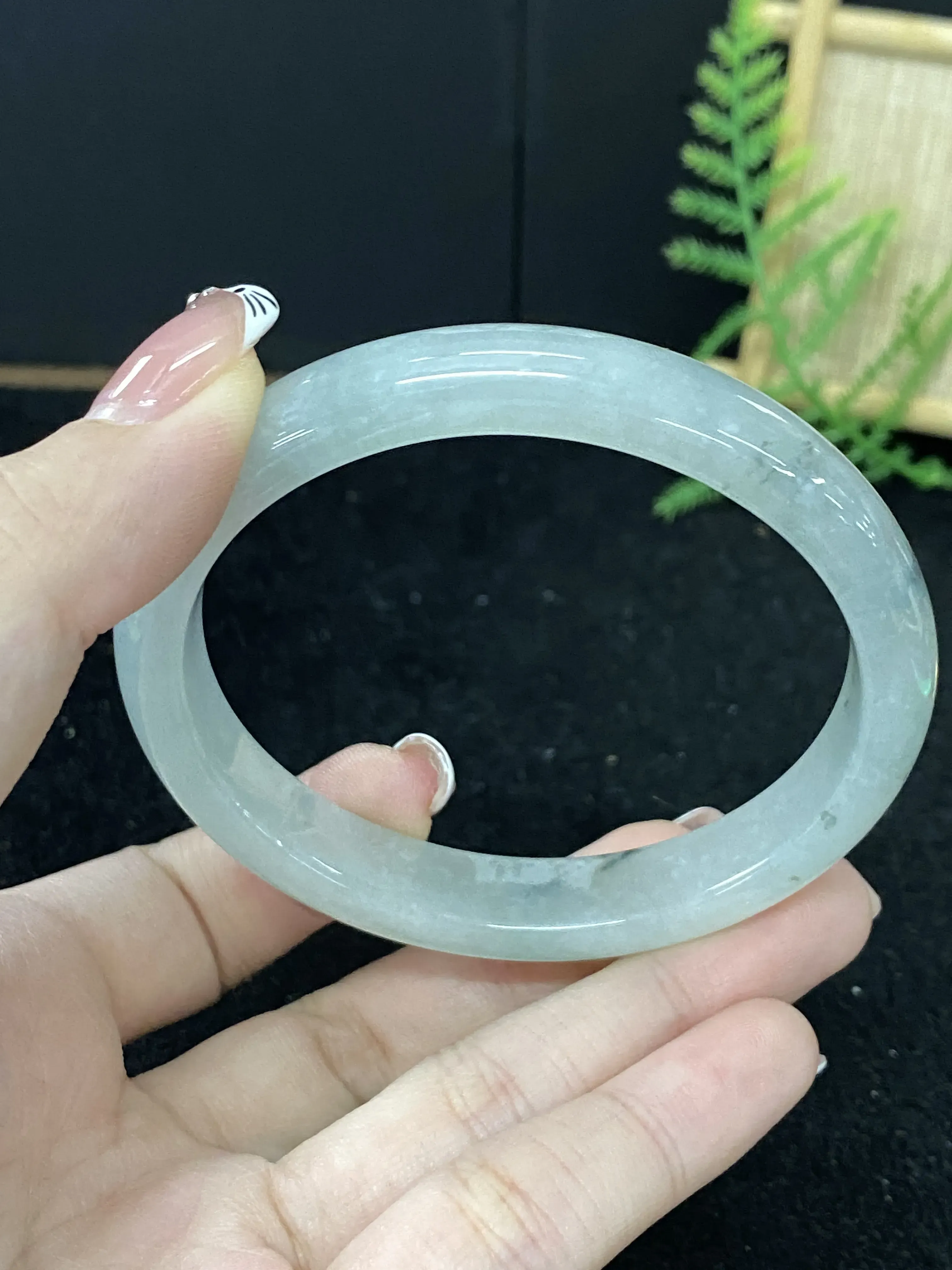 翡翠手镯贵妃圈口59#
种老，透光感好！花色灵动！