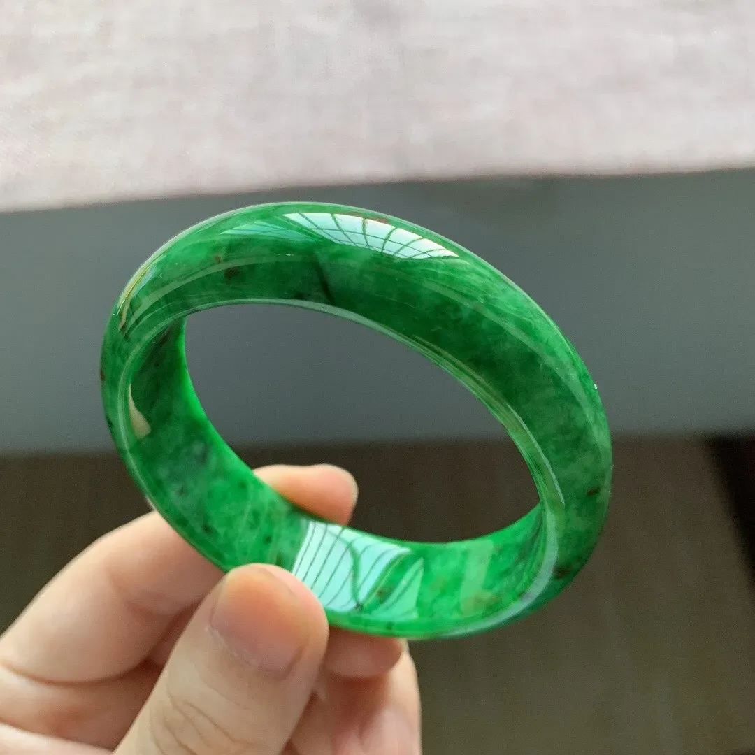 老坑冰润阳绿宽边正圈翡翠手镯，尺寸:52.3-15.3-6.8mm，无纹裂，适合52-53圈口。