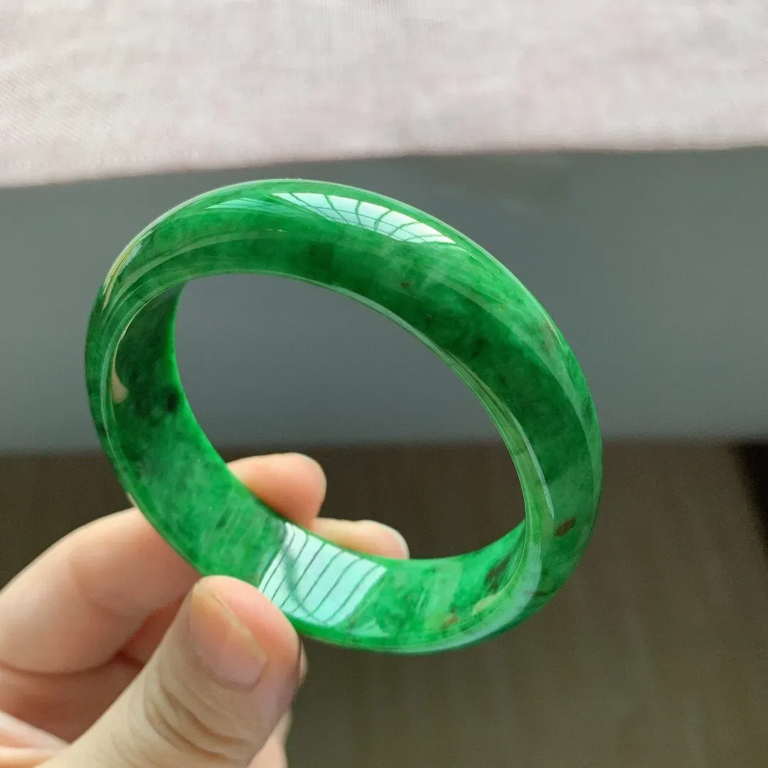 老坑冰润阳绿宽边正圈翡翠手镯，尺寸:52.3-15.3-6.8mm，无纹裂，适合52-53圈口。