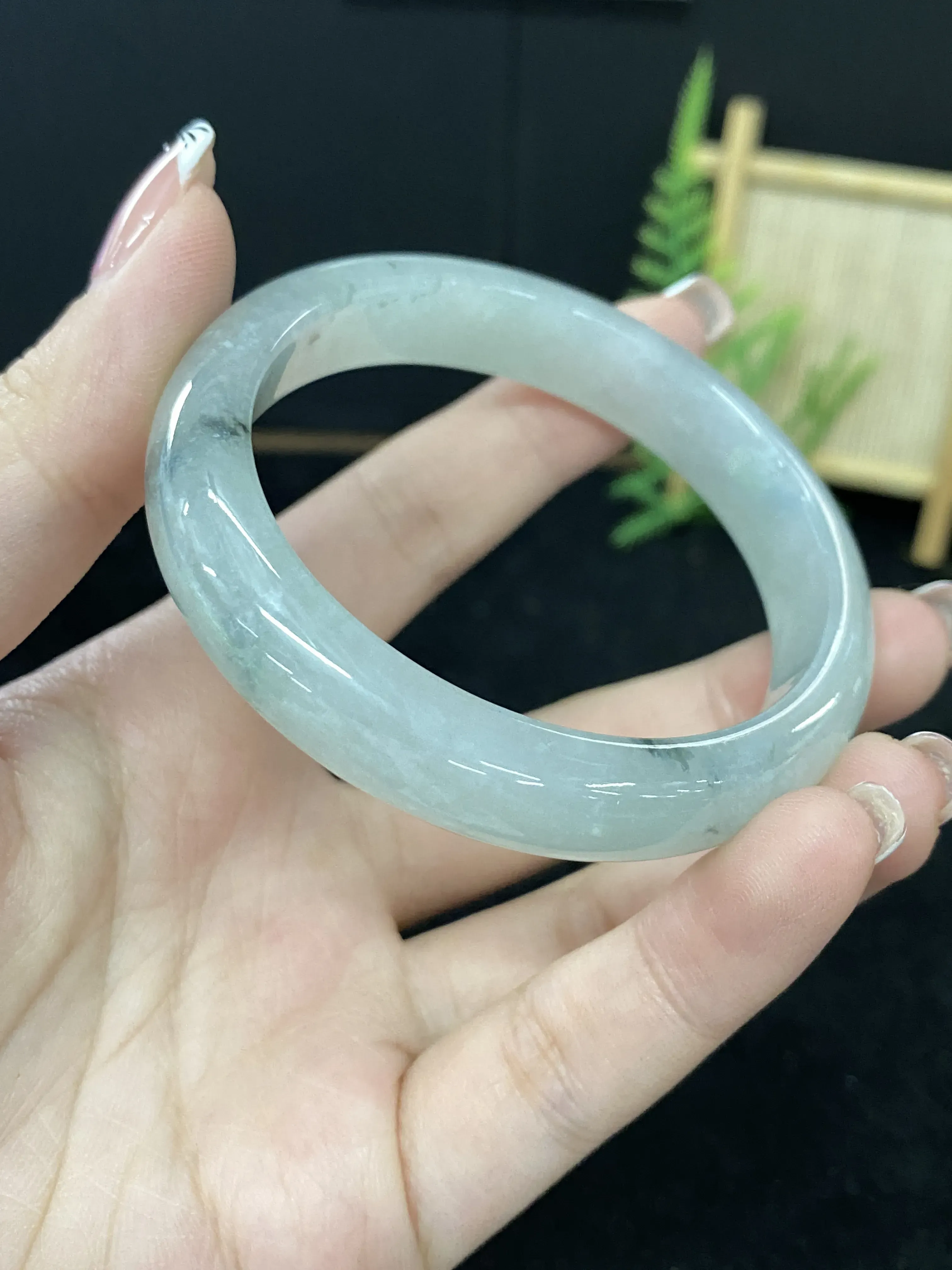 翡翠手镯贵妃圈口59#
种老，透光感好！花色灵动！