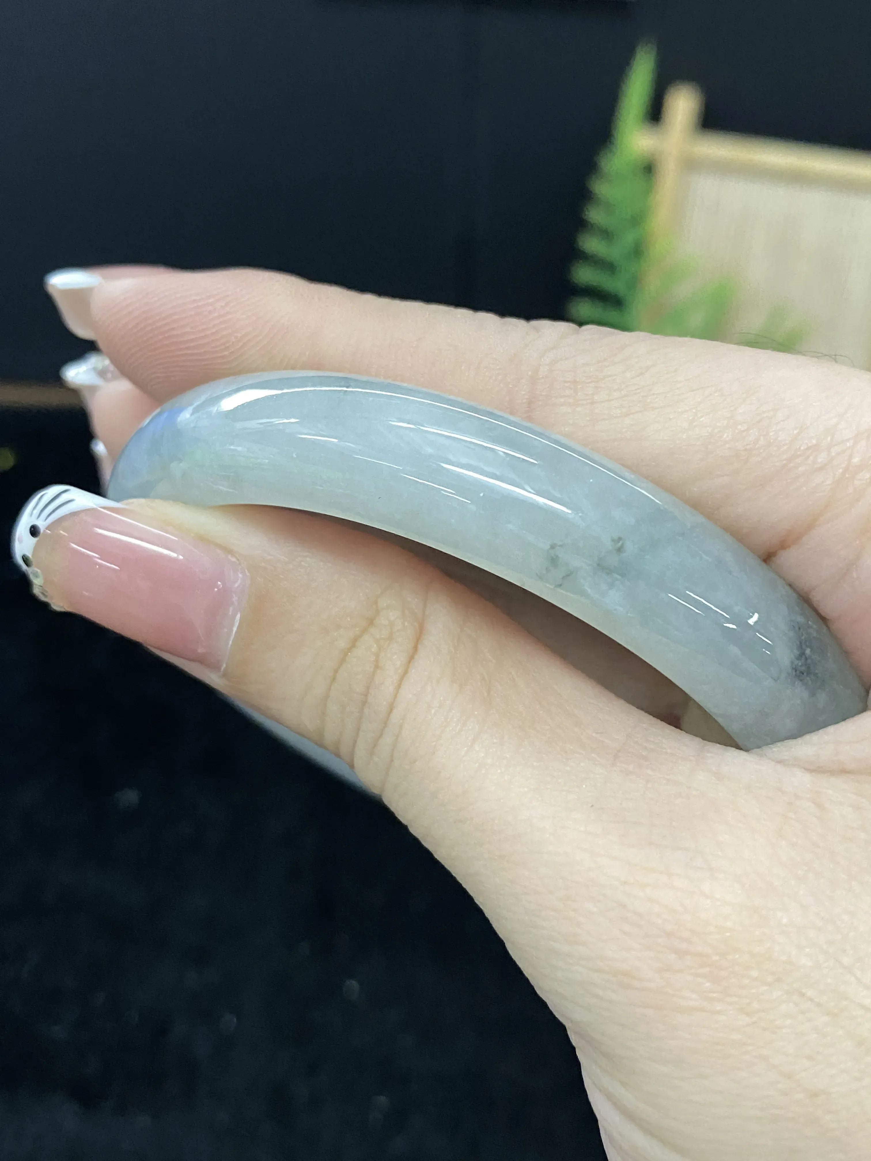 翡翠手镯贵妃圈口59#
种老，透光感好！花色灵动！