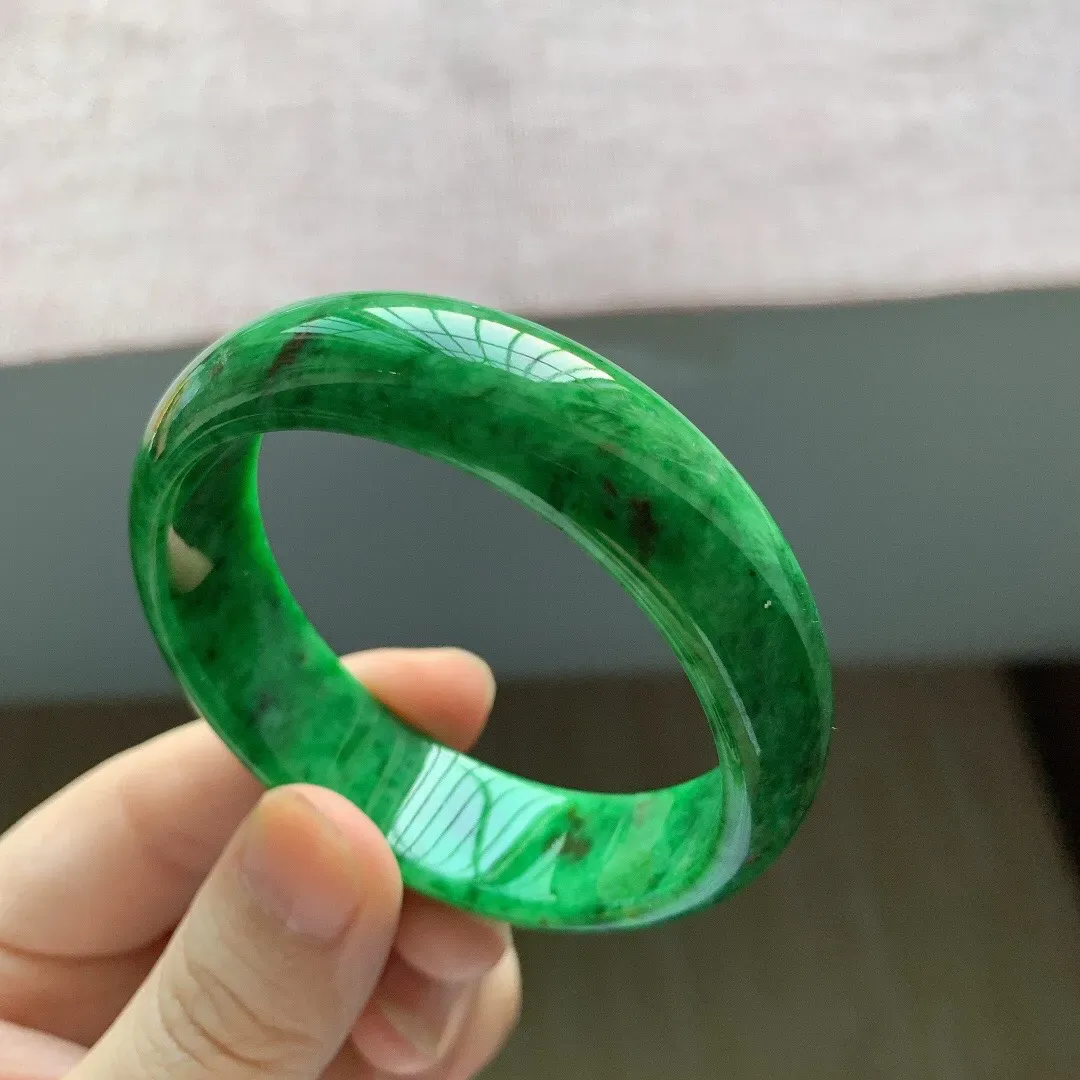 老坑冰润阳绿宽边正圈翡翠手镯，尺寸:52.3-15.3-6.8mm，无纹裂，适合52-53圈口。