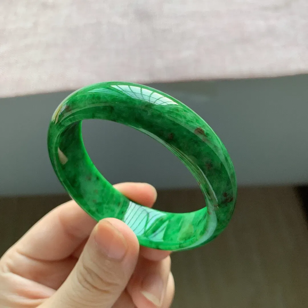 老坑冰润阳绿宽边正圈翡翠手镯，尺寸:52.3-15.3-6.8mm，无纹裂，适合52-53圈口。