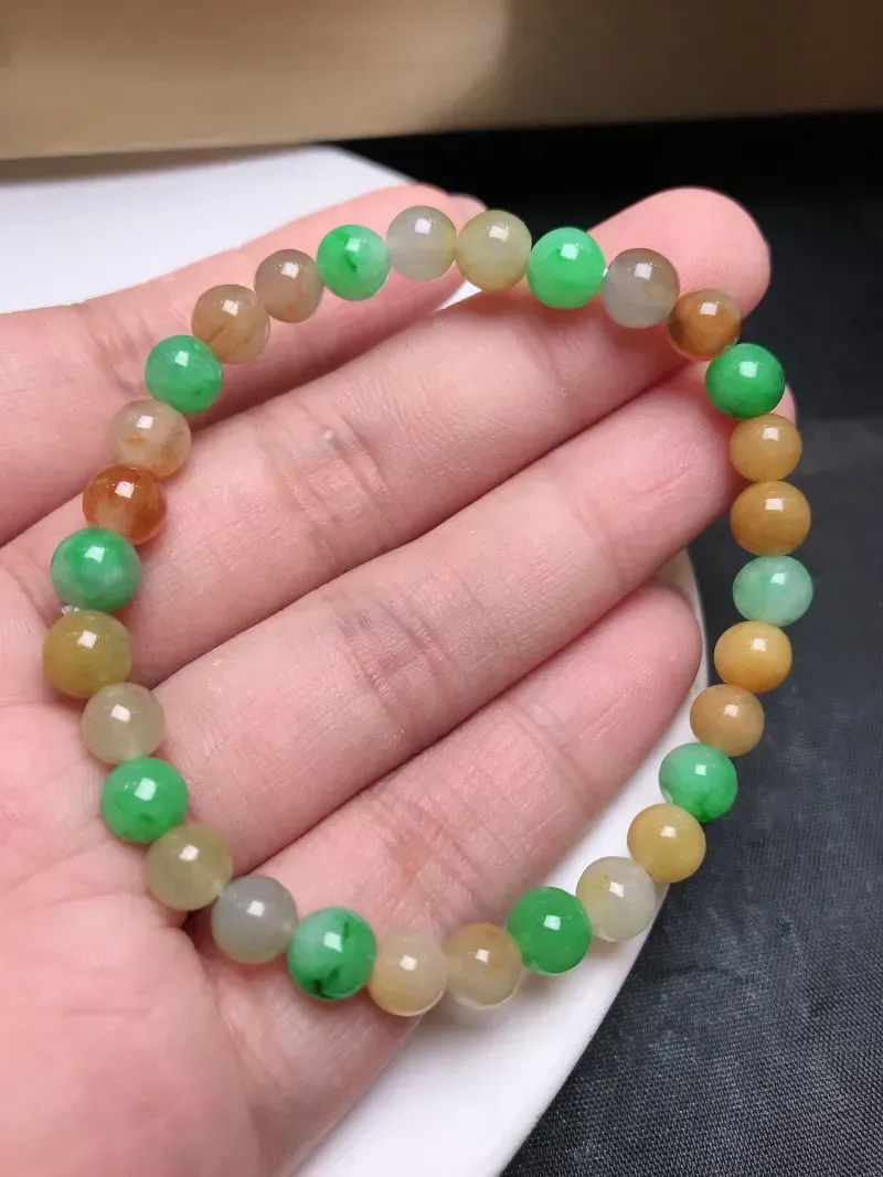 严选推荐手串，老坑糯种多彩手串，颜色清爽干净，美感十足，佩戴效果佳，老坑种质，肉质水润细腻，晶体结构致密，莹润通透，起强玻璃光泽。高性价比，值得入手。备注：一共有30颗圆珠，单颗直径约为6.5毫米