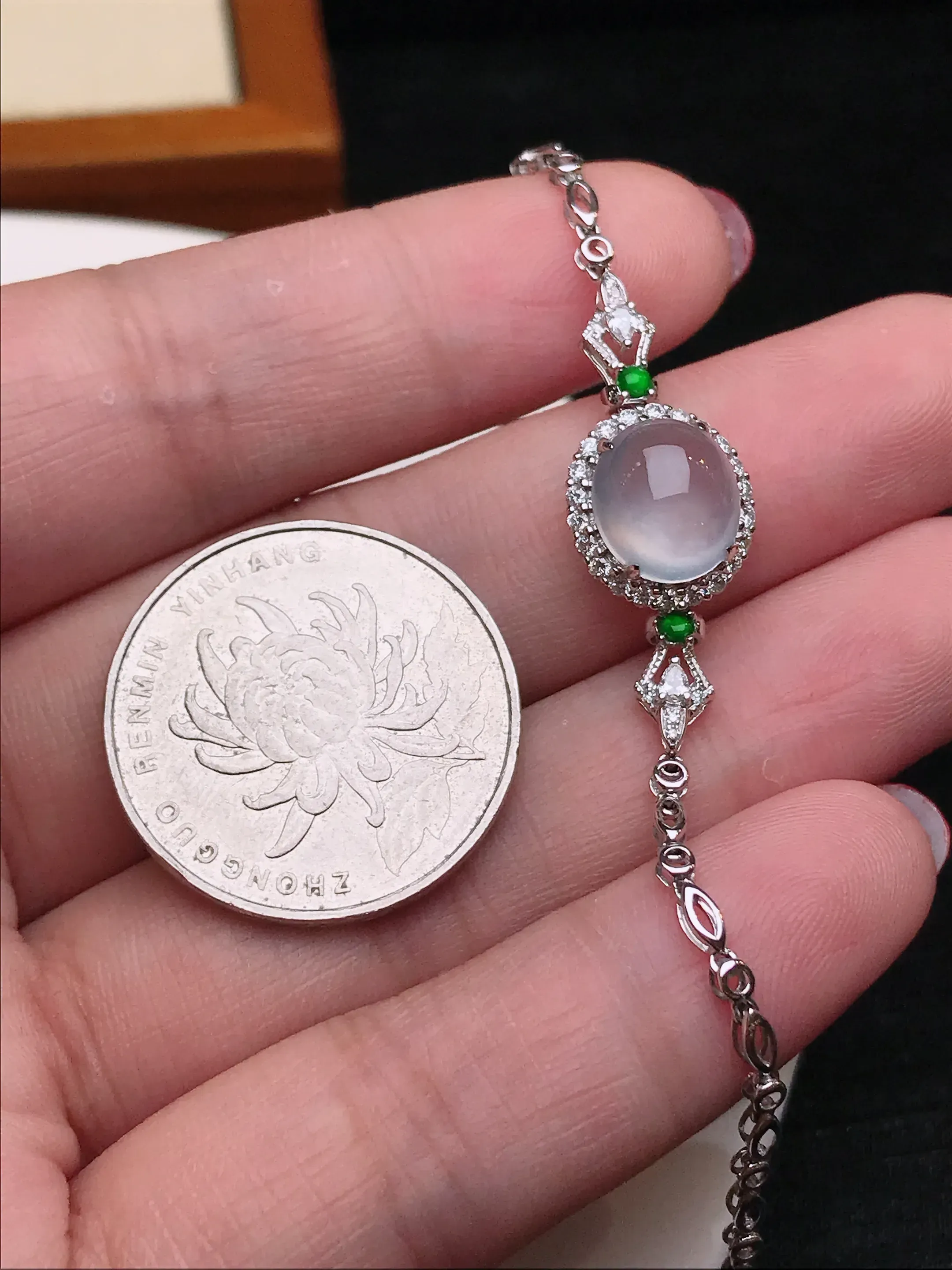 严选推荐手链，老坑水润蛋面手链，18k金钻镶嵌，雕工精细，裸石饱满圆润，肥嘟嘟的，线条流畅，品相佳，佩戴效果佳。种水上乘，莹润通透，起强玻璃光泽。高性价比，值得入手。裸石尺寸约10-8,8毫米