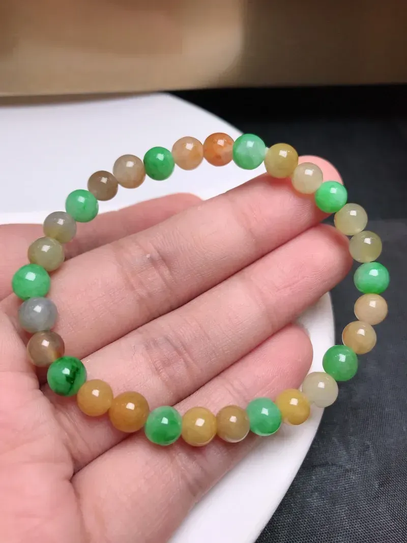 严选推荐手串，老坑糯种多彩手串，颜色清爽干净，美感十足，佩戴效果佳，老坑种质，肉质水润细腻，晶体结构致密，莹润通透，起强玻璃光泽。高性价比，值得入手。备注：一共有30颗圆珠，单颗直径约为6.5毫米