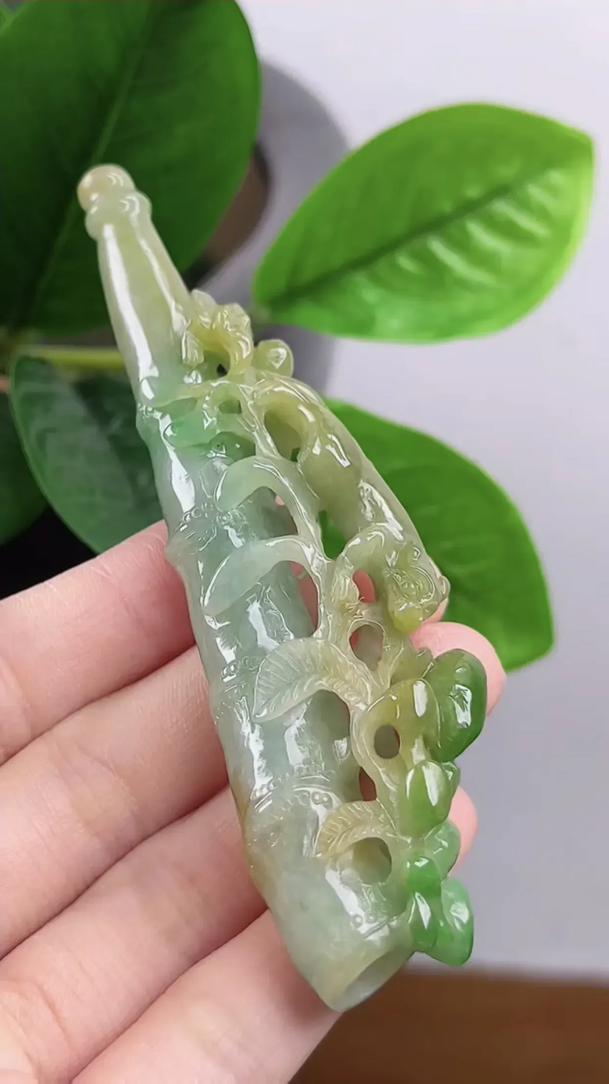 缅甸天然A货翡翠 精美水润 老坑料冰润黄加绿双彩望子成龙烟嘴 望女成凤  玉质细腻 色泽鲜艳 工艺精湛 线条流畅 种水好 尺寸：95*27*13mm  y37.12  佩戴效果优雅