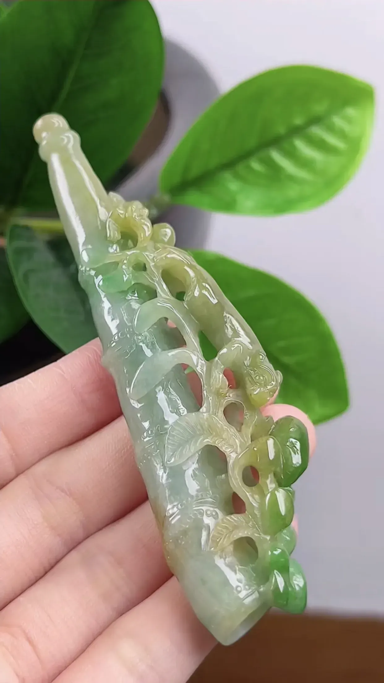 缅甸天然A货翡翠 精美水润 老坑料冰润黄加绿双彩望子成龙烟嘴 望女成凤  玉质细腻 色泽鲜艳 工艺精湛 线条流畅 种水好 尺寸：95*27*13mm  y37.12  佩戴效果优雅