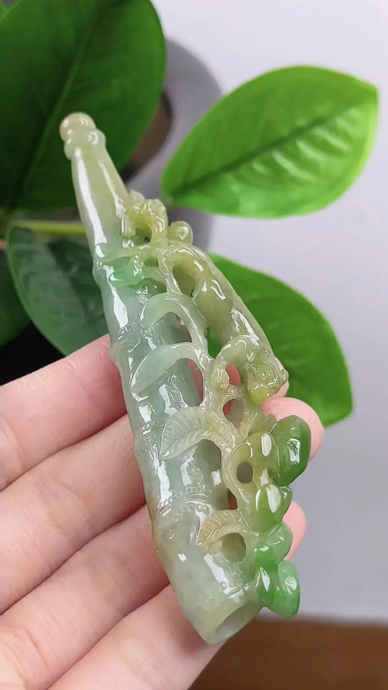 缅甸天然A货翡翠 精美水润 老坑料冰润黄加绿双彩望子成龙烟嘴 望女成凤  玉质细腻 色泽鲜艳 工艺精湛 线条流畅 种水好 尺寸：95*27*13mm  y37.12  佩戴效果优雅