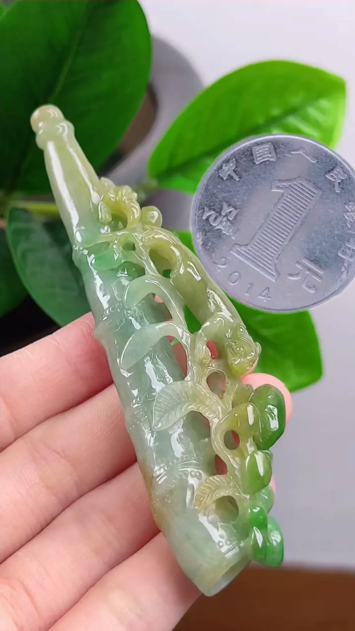 缅甸天然A货翡翠 精美水润 老坑料冰润黄加绿双彩望子成龙烟嘴 望女成凤  玉质细腻 色泽鲜艳 工艺精湛 线条流畅 种水好 尺寸：95*27*13mm  y37.12  佩戴效果优雅