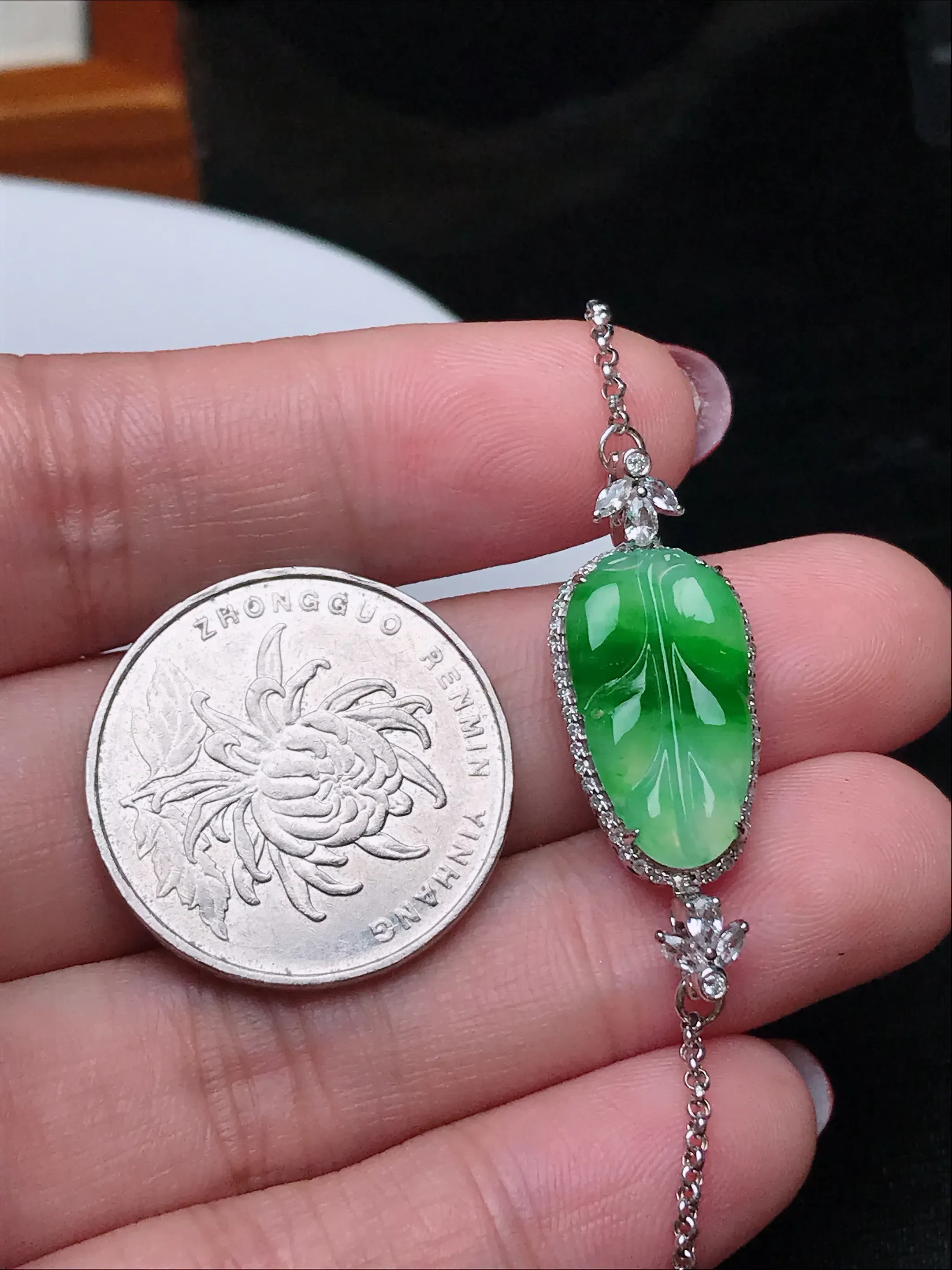 严选推荐手链，老坑水润叶子手链，18k金钻镶嵌，雕工精细，裸石饱满圆润，肥嘟嘟的，线条流畅，品相佳，佩戴效果佳。种水上乘，莹润通透，起强玻璃光泽。高性价比，值得入手。裸石尺寸约10-8,8毫米