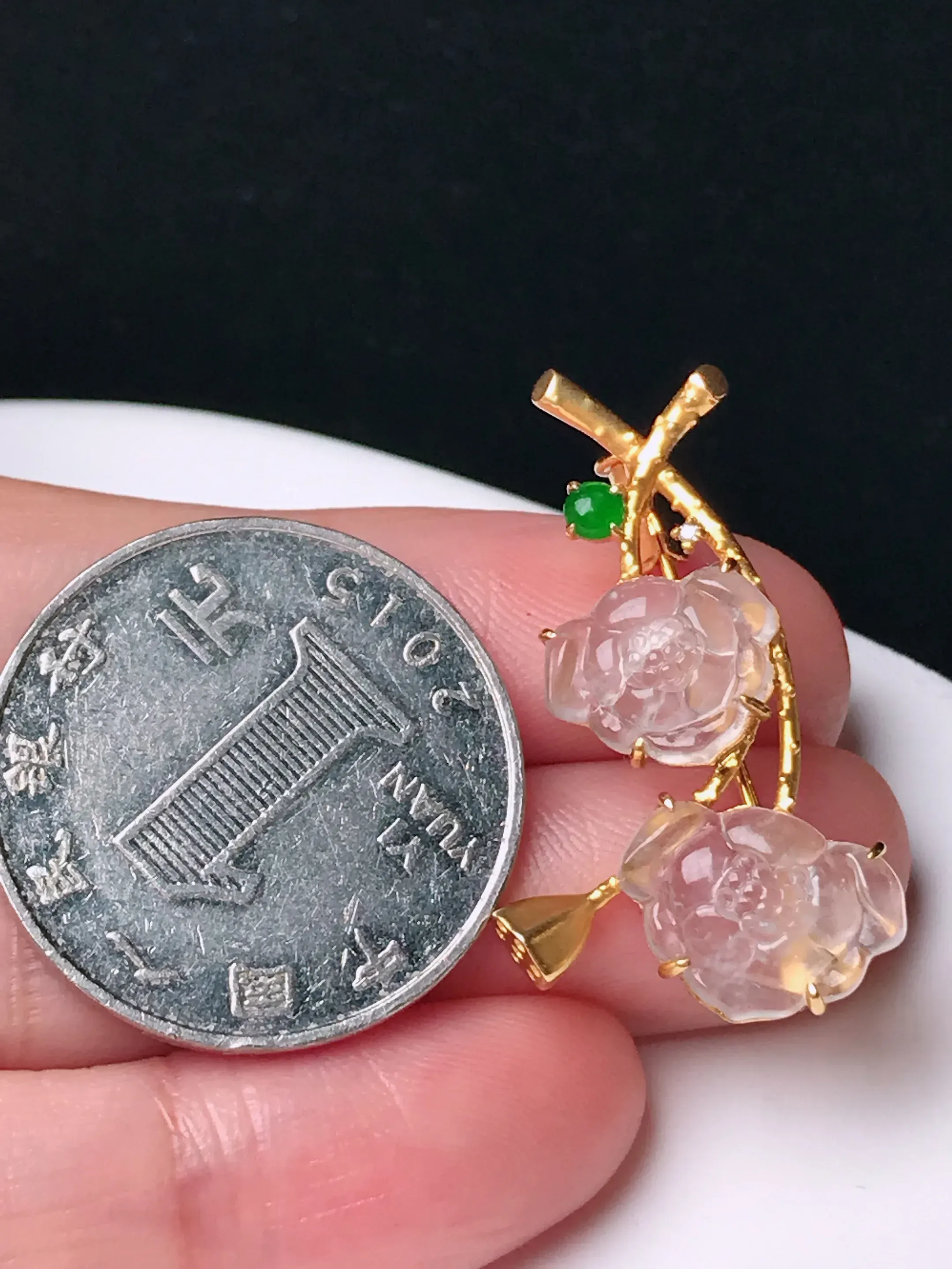严选推荐胸针，老坑冰种荷花翡翠镶嵌胸针，18k金伴钻豪华镶嵌而成，品相佳，佩戴效果出众，尽显气质。种水很好，冰胶感十足，盈润通透，起强玻璃光泽。不可多得的宝贵颜色，价值不菲，高收藏传承价值，高性价比，值得入手品鉴。裸石尺寸约12.9-9.4毫米