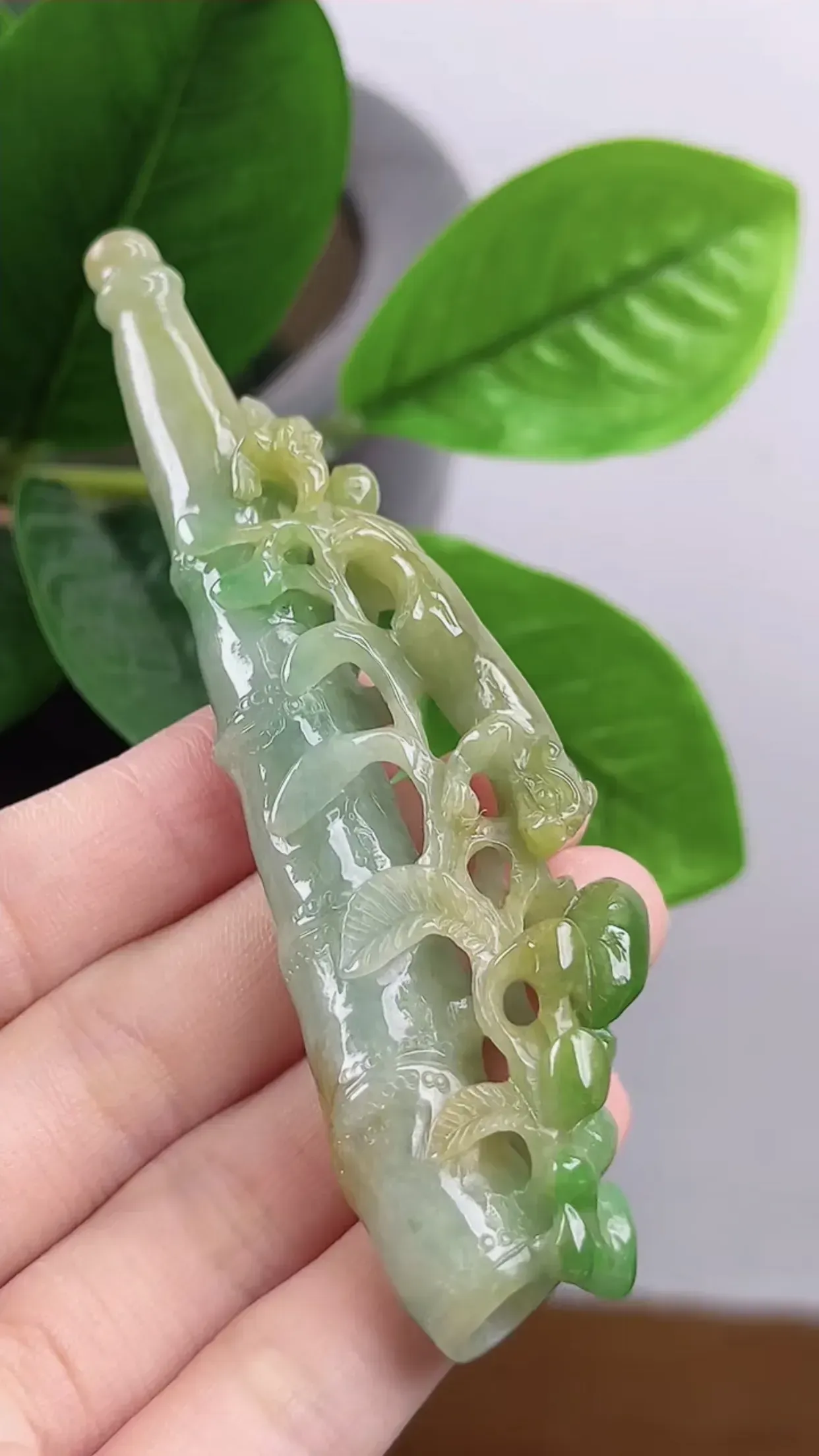 缅甸天然A货翡翠 精美水润 老坑料冰润黄加绿双彩望子成龙烟嘴 望女成凤  玉质细腻 色泽鲜艳 工艺精湛 线条流畅 种水好 尺寸：95*27*13mm  y37.12  佩戴效果优雅