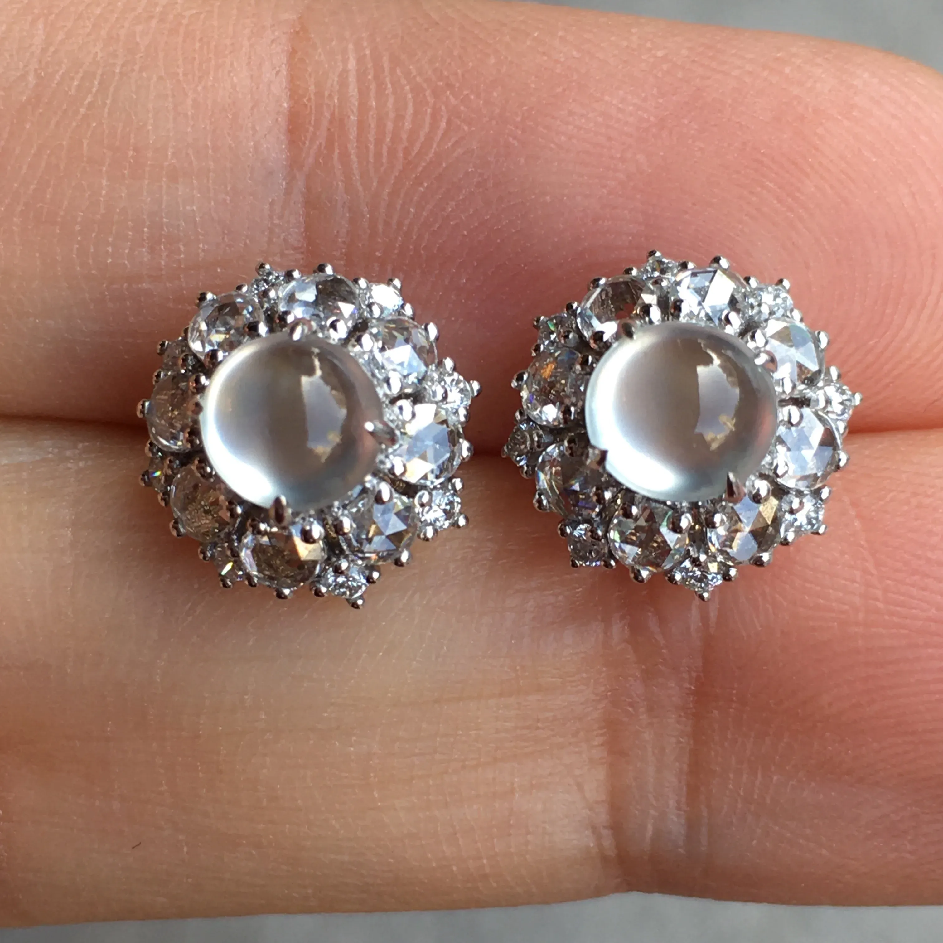 玻璃种蛋面耳钉，荧光感超
强，圆润饱满，上耳很抢眼，气质满满。18k
金豪华镶嵌