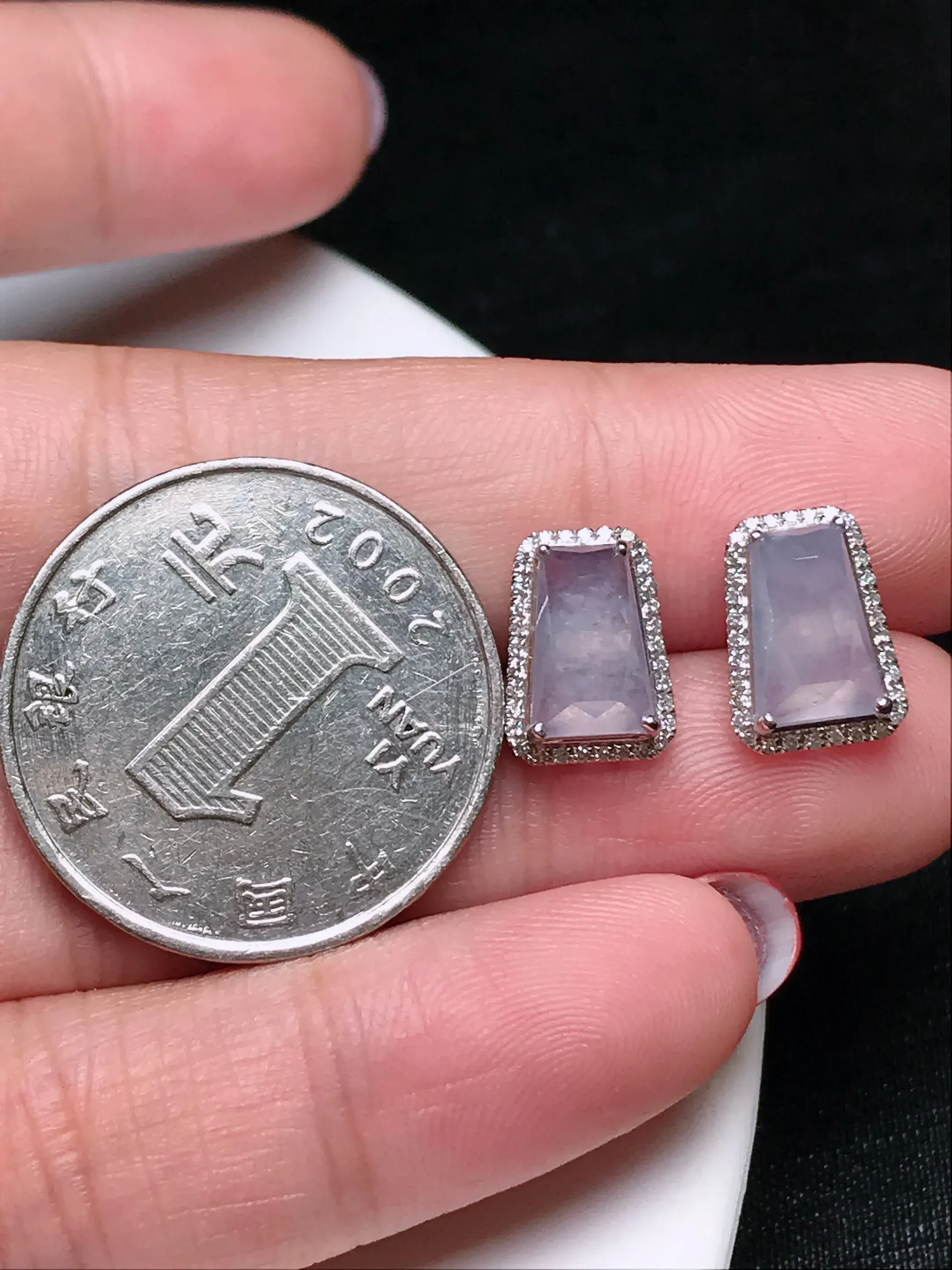 严选推荐耳饰耳钉，老坑冰种耳钉，18k金镶嵌而成，品相佳，佩戴效果佳，尽显气质。种水很好，晶体结构致密，起强玻璃光泽。美感十足。高性价比，值得入手。裸石直径约9.7-6.6毫米
