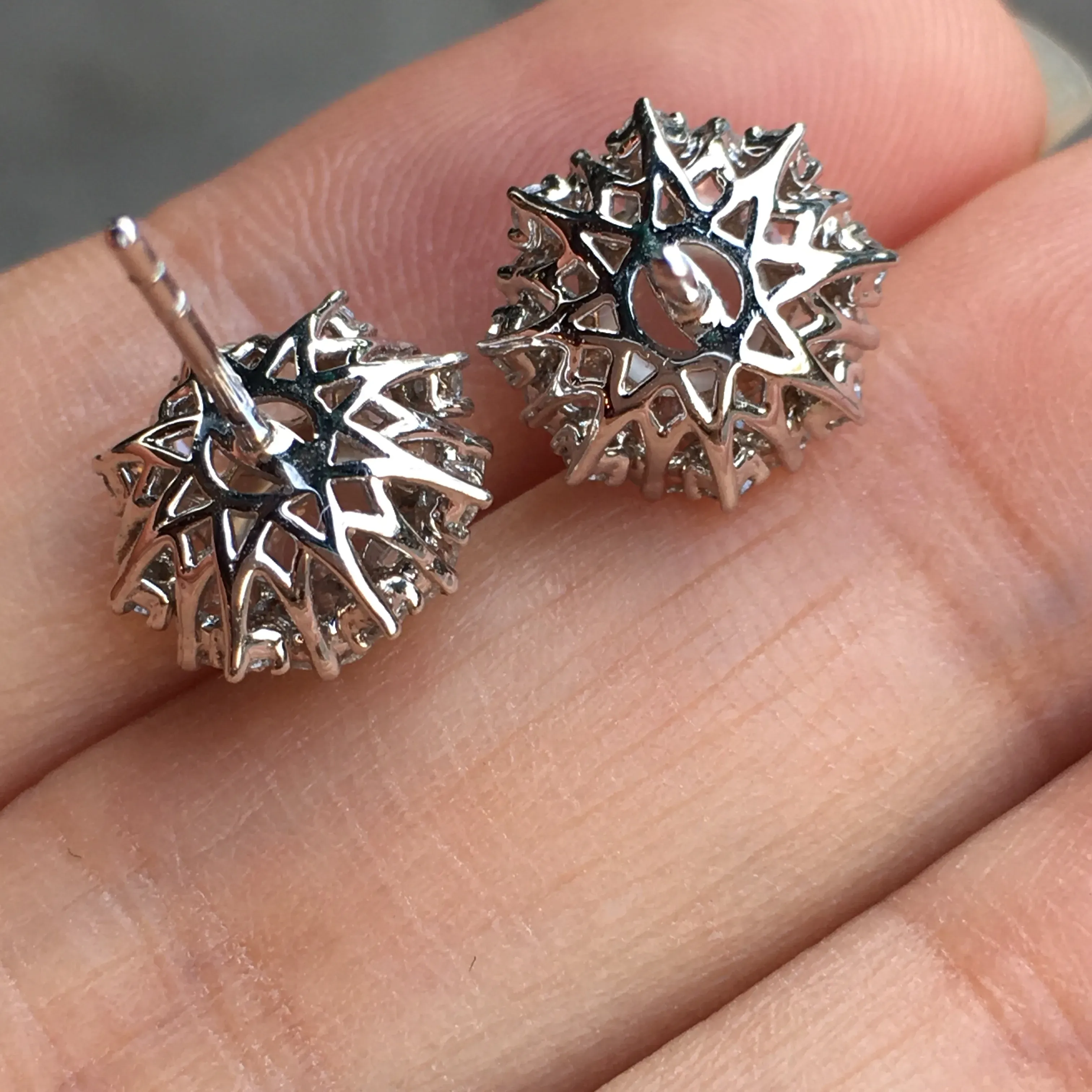 玻璃种蛋面耳钉，荧光感超
强，圆润饱满，上耳很抢眼，气质满满。18k
金豪华镶嵌