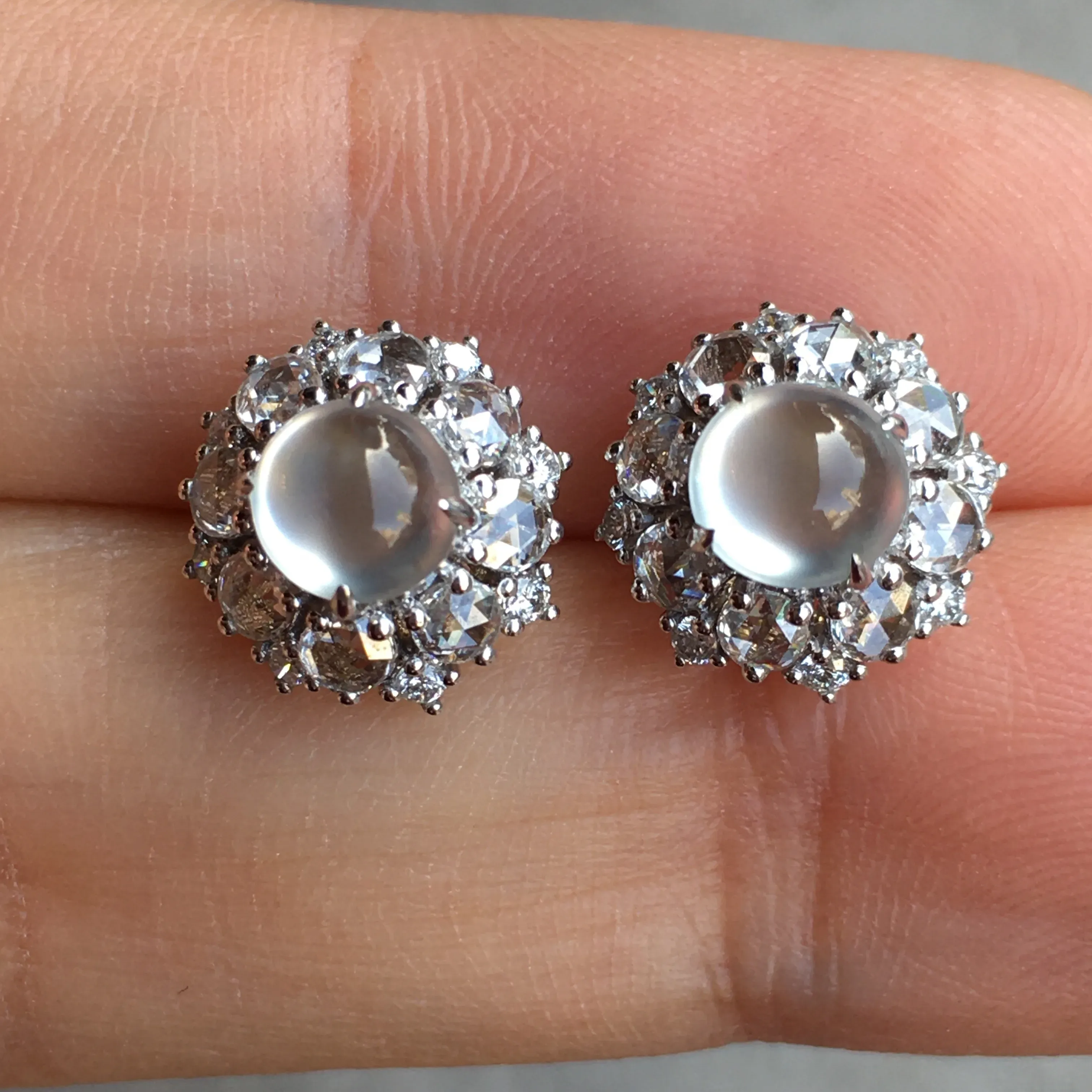 玻璃种蛋面耳钉，荧光感超
强，圆润饱满，上耳很抢眼，气质满满。18k
金豪华镶嵌