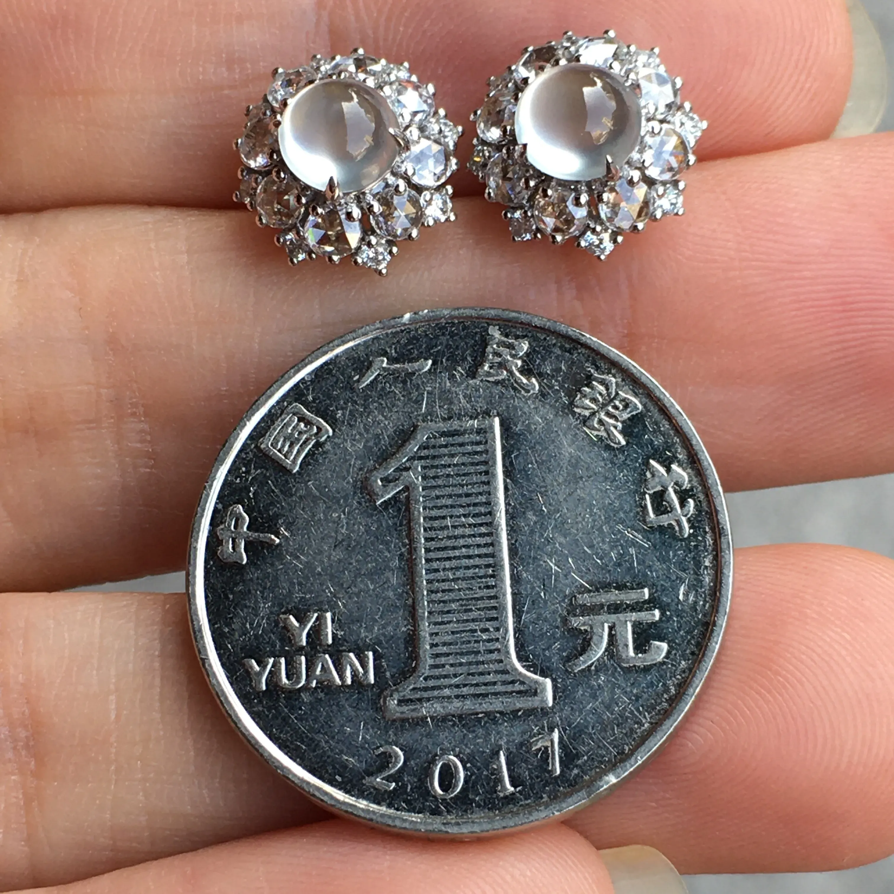 玻璃种蛋面耳钉，荧光感超
强，圆润饱满，上耳很抢眼，气质满满。18k
金豪华镶嵌