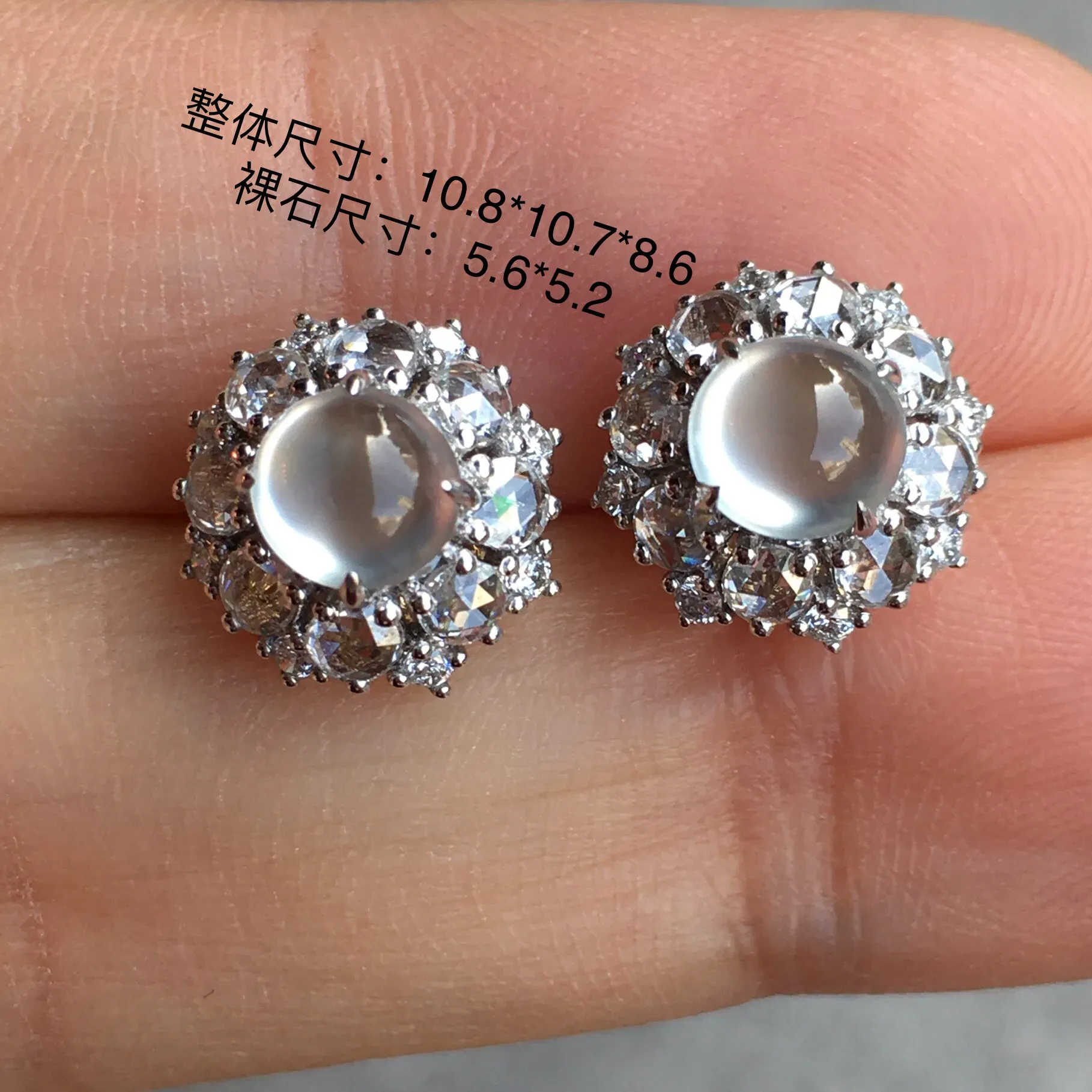 玻璃种蛋面耳钉，荧光感超
强，圆润饱满，上耳很抢眼，气质满满。18k
金豪华镶嵌