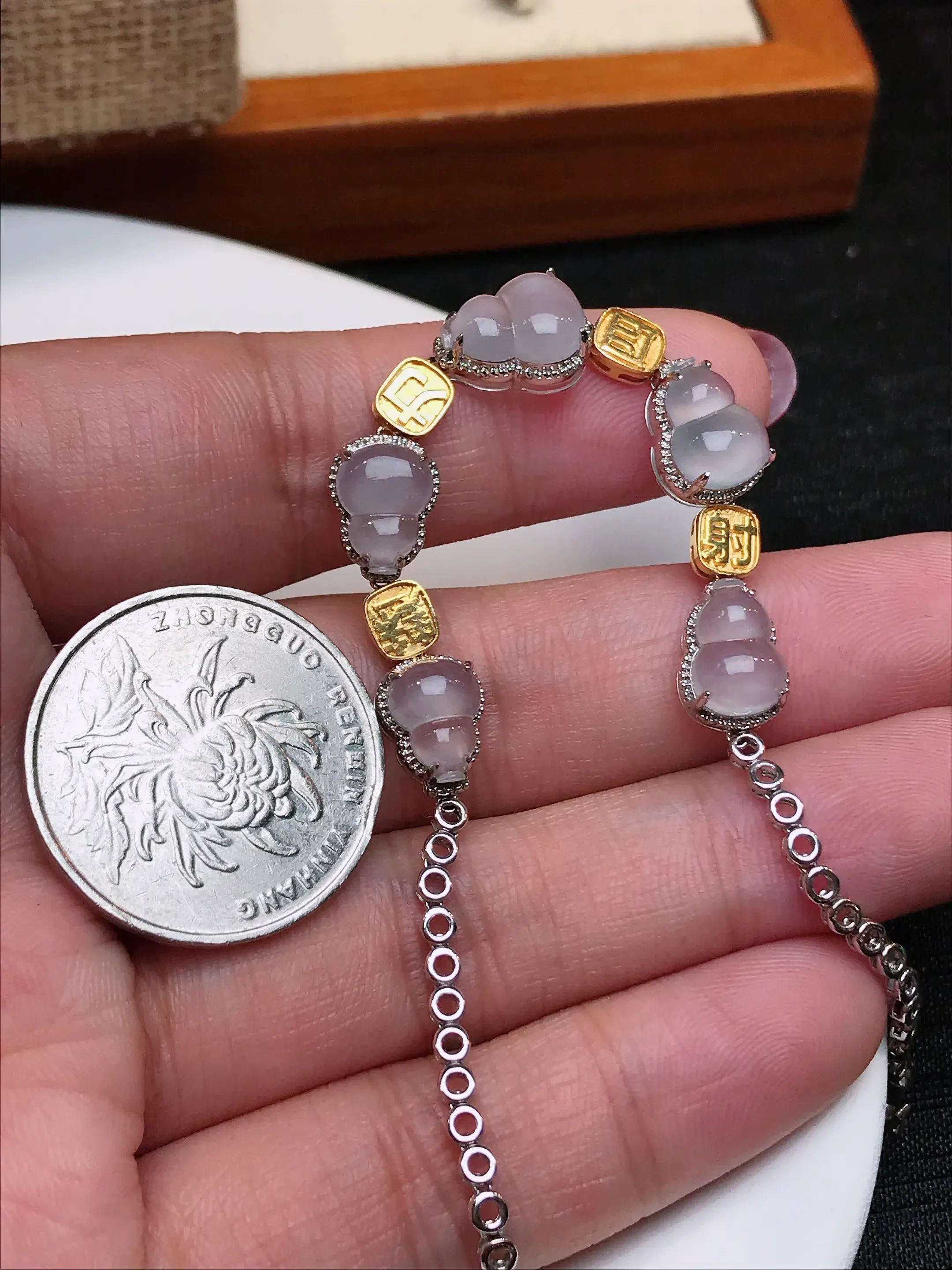 严选推荐手链，老坑冰种葫芦手链，18k金钻镶嵌而成，品相佳，佩戴效果出众，尽显气质。种水很好，盈润通透，起强玻璃光泽。色泽纯正，相当漂亮。高性价比，值得入手品鉴。裸石尺寸约10.5-8毫米