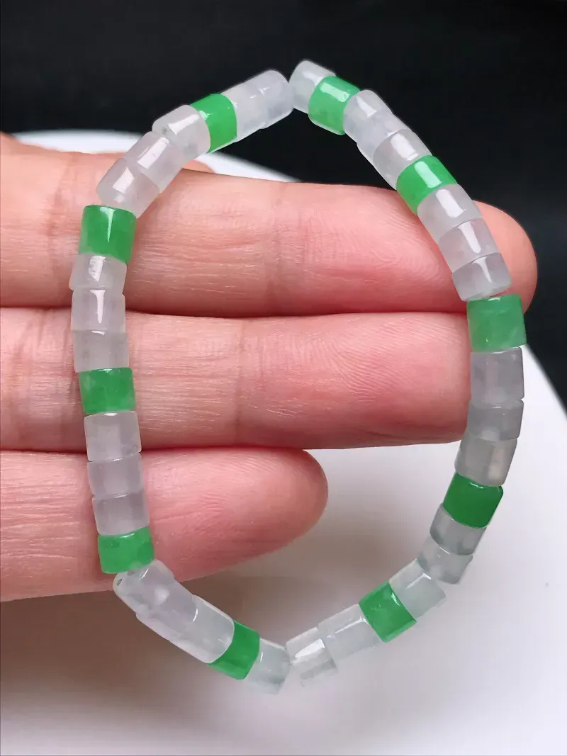 严选推荐手串，老坑冰透水润冰糯种多彩小桶珠手串，颜色清爽干净，美感十足，佩戴效果佳，老坑种质，肉质水润细腻，晶体结构致密，莹润通透，起强玻璃光泽。高性价比，值得入手。备注：一共约有40颗珠珠，单颗直径约为5-4毫米