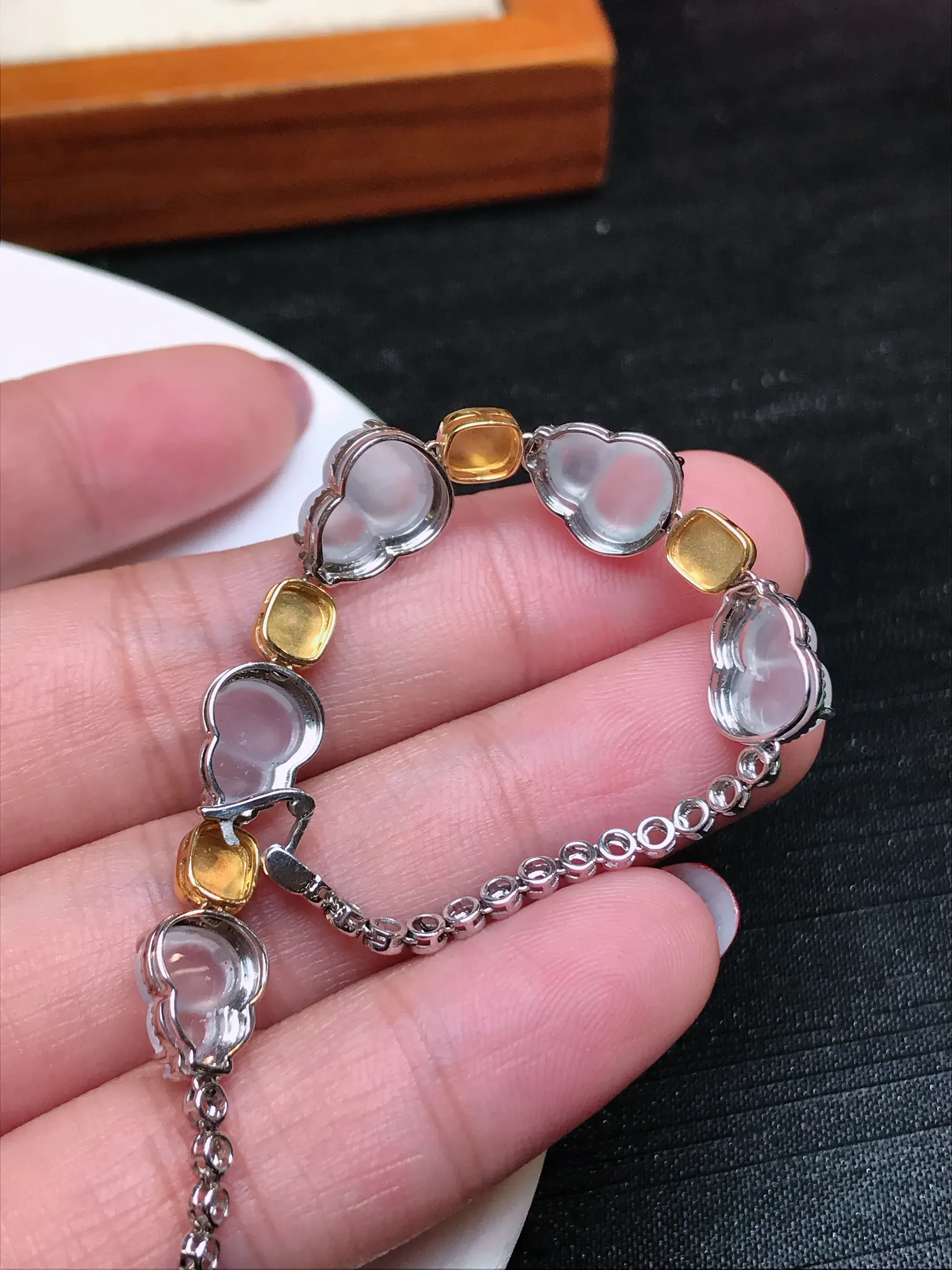 严选推荐手链，老坑冰种葫芦手链，18k金钻镶嵌而成，品相佳，佩戴效果出众，尽显气质。种水很好，盈润通透，起强玻璃光泽。色泽纯正，相当漂亮。高性价比，值得入手品鉴。裸石尺寸约10.5-8毫米