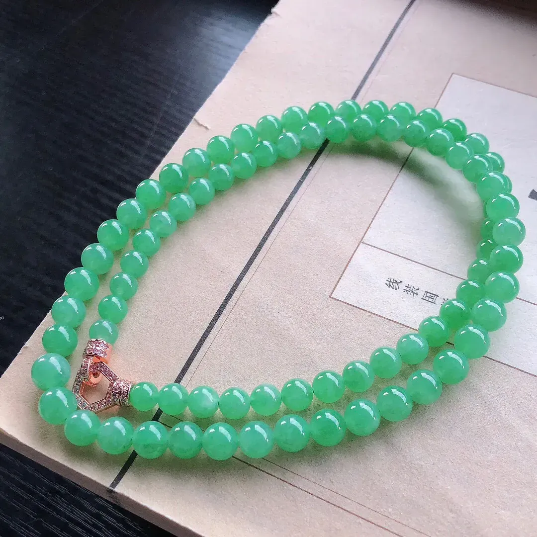 【宝贝】天然翡翠冰润果绿圆珠项链
【尺寸】直径5.8-7.9（㎜）80颗
【描述】冰糯种，果绿，色泽温润，个别轻纹