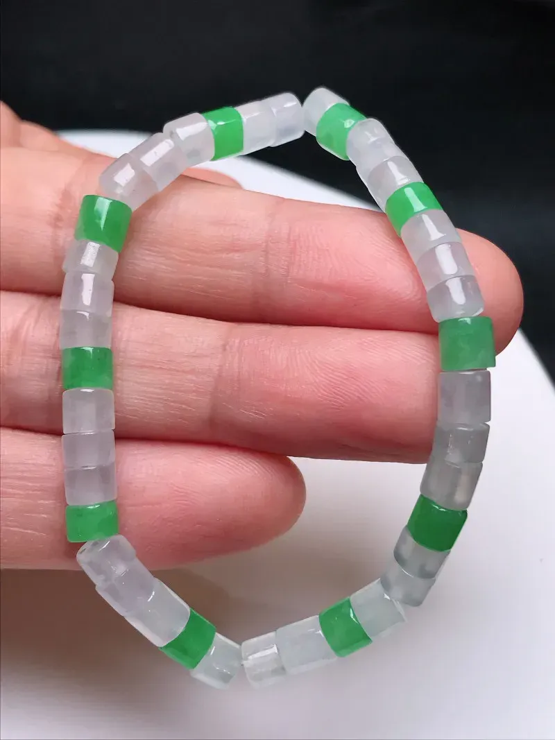 严选推荐手串，老坑冰透水润冰糯种多彩小桶珠手串，颜色清爽干净，美感十足，佩戴效果佳，老坑种质，肉质水润细腻，晶体结构致密，莹润通透，起强玻璃光泽。高性价比，值得入手。备注：一共约有40颗珠珠，单颗直径约为5-4毫米