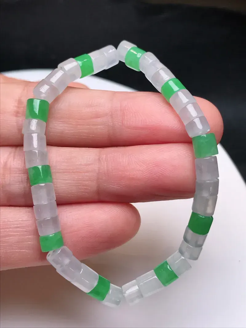 严选推荐手串，老坑冰透水润冰糯种多彩小桶珠手串，颜色清爽干净，美感十足，佩戴效果佳，老坑种质，肉质水润细腻，晶体结构致密，莹润通透，起强玻璃光泽。高性价比，值得入手。备注：一共约有40颗珠珠，单颗直径约为5-4毫米