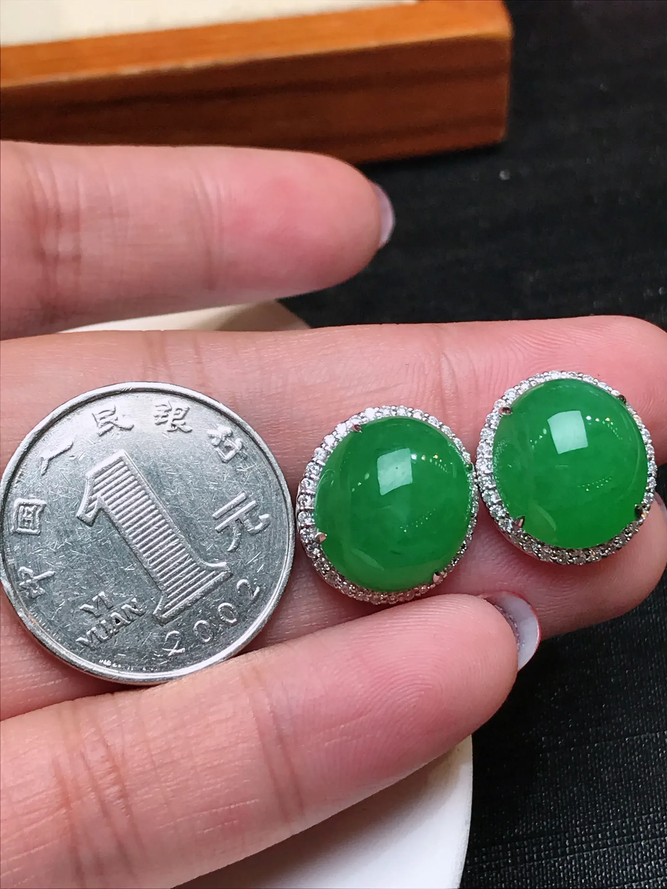 严选推荐耳饰耳钉，冰糯种满色果绿耳钉，18k金钻镶嵌而成，品相佳，佩戴效果佳，尽显气质。种水很好，晶体结构致密，起强玻璃光泽。晶莹透亮，美感十足。高性价比，值得入手。裸石尺寸约14.5-12.8毫米