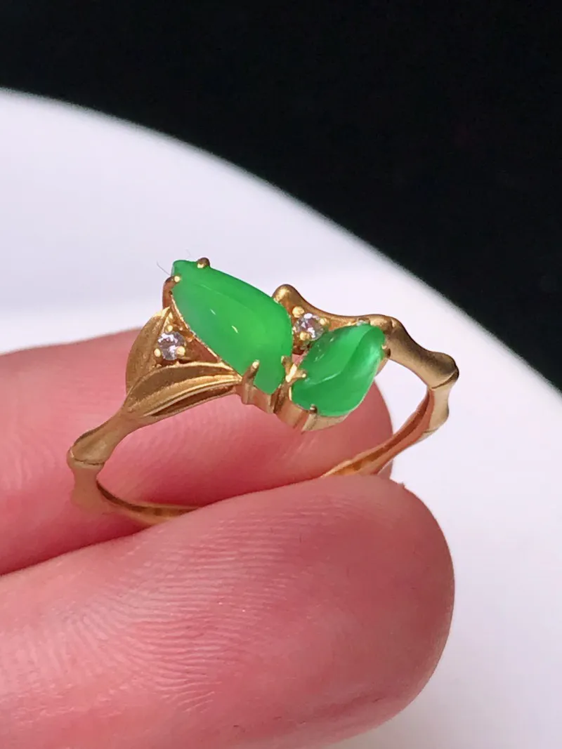 严选推荐戒指，老坑冰种满色绿随形戒指，18k金钻镶嵌而成，底子细腻，品相佳，佩戴效果出众，尽显