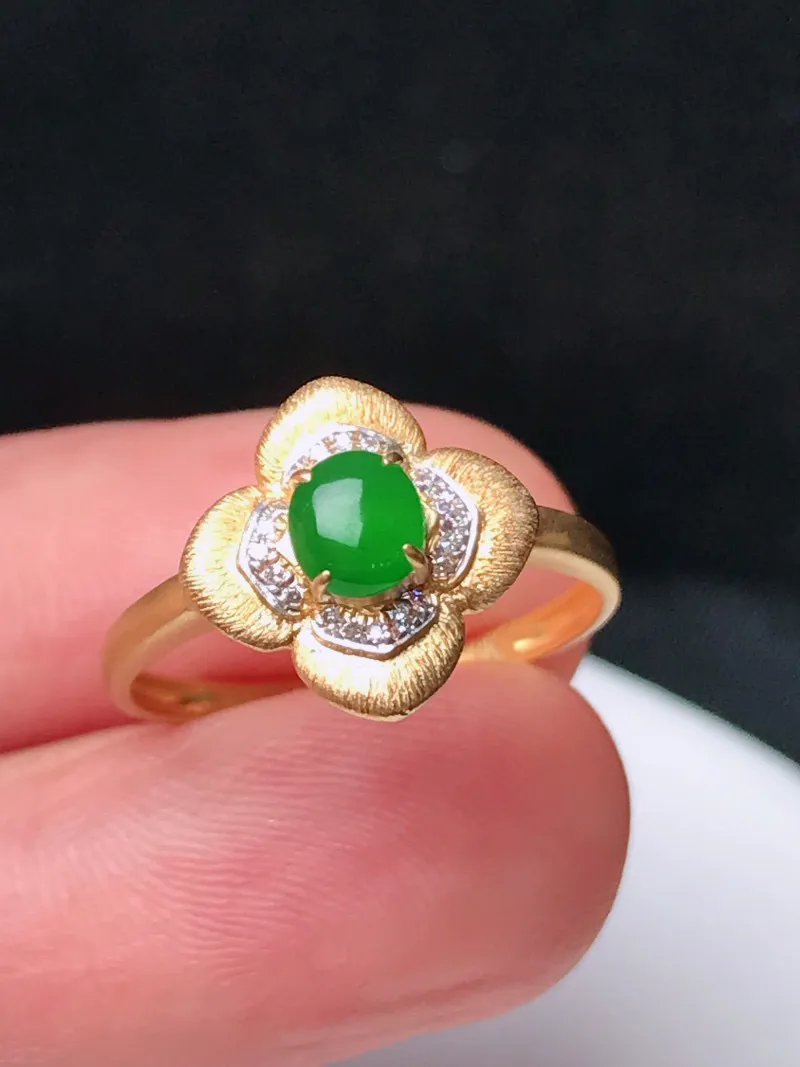 严选推荐戒指，老坑冰种绿蛋面戒指，18k金钻镶嵌而成，底子细腻，品相佳，佩戴效果出众，尽显气质