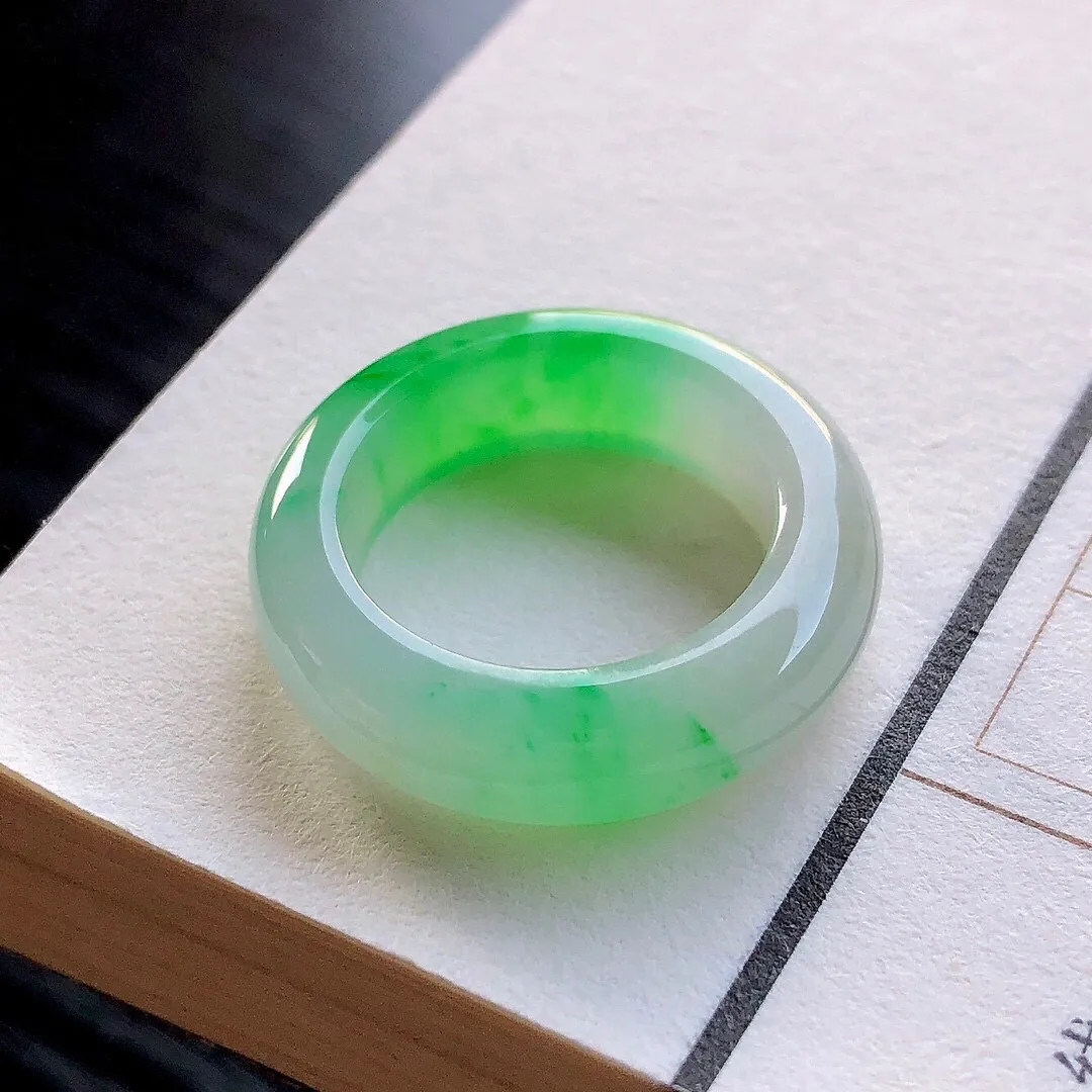 【宝贝】天然翡翠冰润飘阳绿指环挂件
【尺寸】16*5.9*3.9（㎜）12号
【描述】冰糯种，飘阳绿