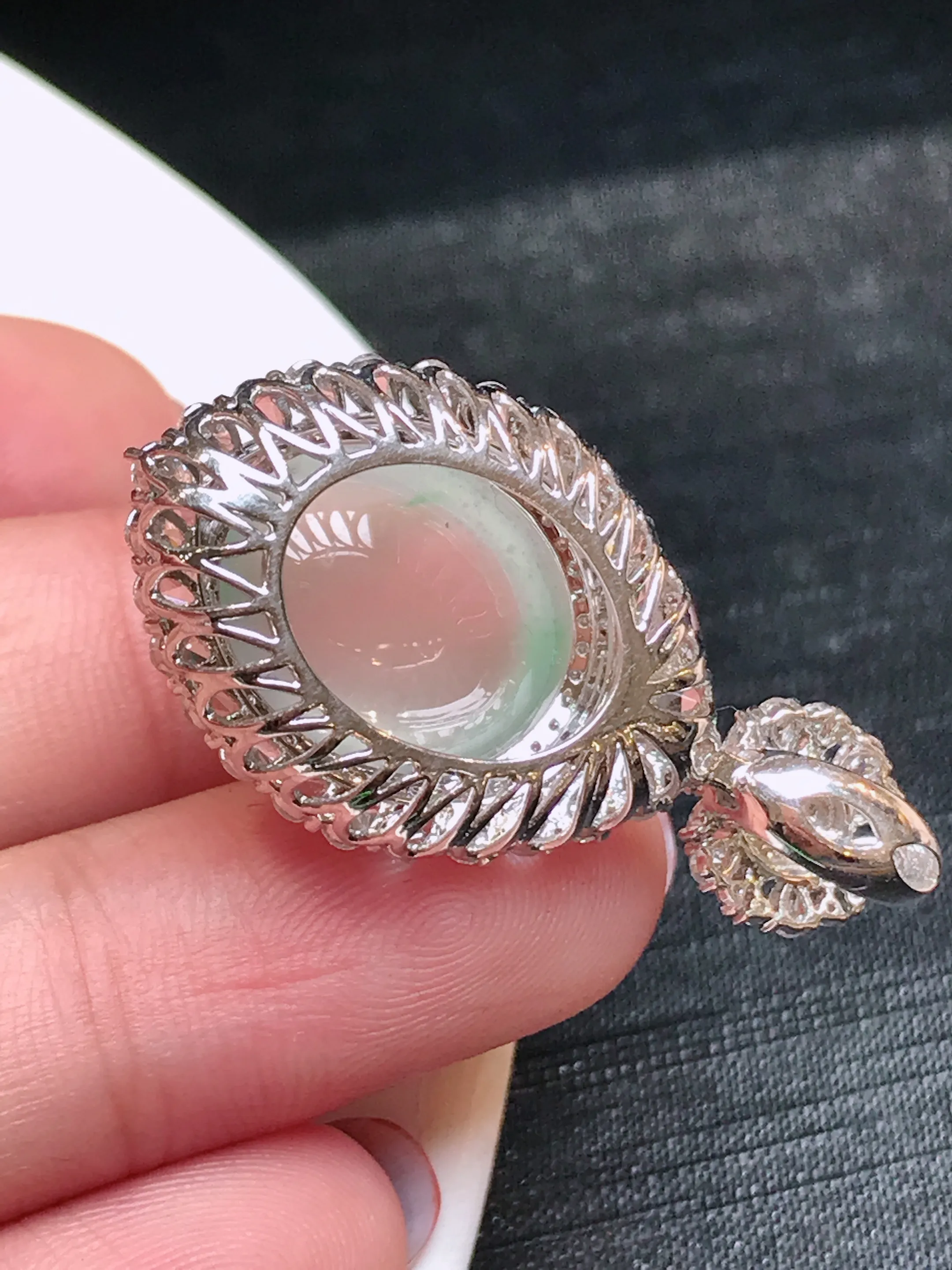 严选推荐蛋面吊坠，老坑玻璃种飘花蛋面吊坠，18k金钻镶嵌而成，品相佳，佩戴效果佳，尽显气质。种水上乘，晶体结构致密，起强玻璃光泽。颜色清爽干净，色泽纯正，美感十足。高性价比，值得入手。裸石尺寸约15.7-12.8毫米
