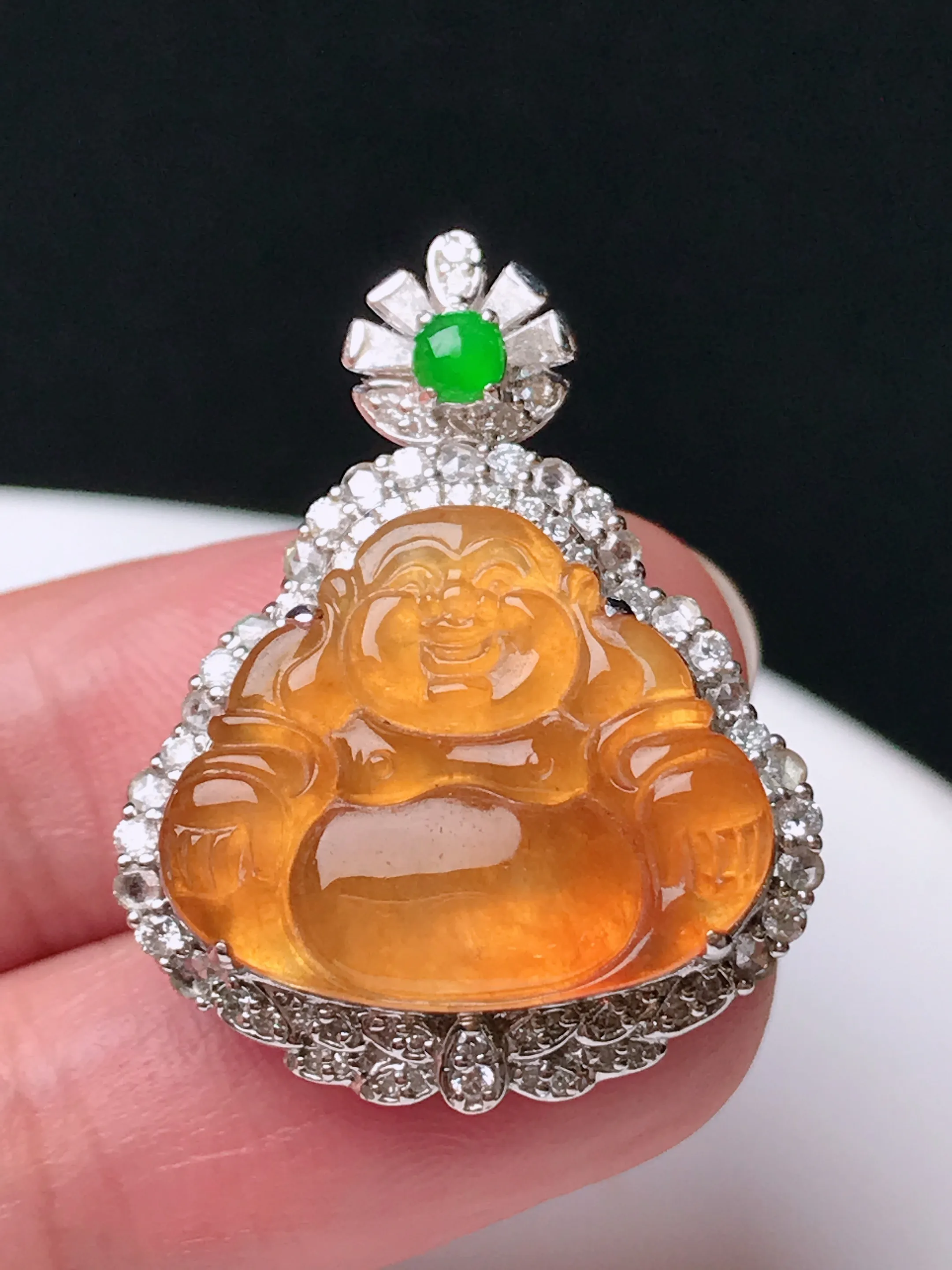 严选推荐 佛公，老坑冰种满色鸡油黄佛公挂件，18k金钻镶嵌，雕工精细，线条流畅，品相出众。种水很好，盈润通透，晶体结构致密，起强玻璃光泽。颜色清爽干净，色泽纯正，美感十足。收藏传承级佳品，高性价比，值得入手，裸石尺寸15.9-19.2毫米