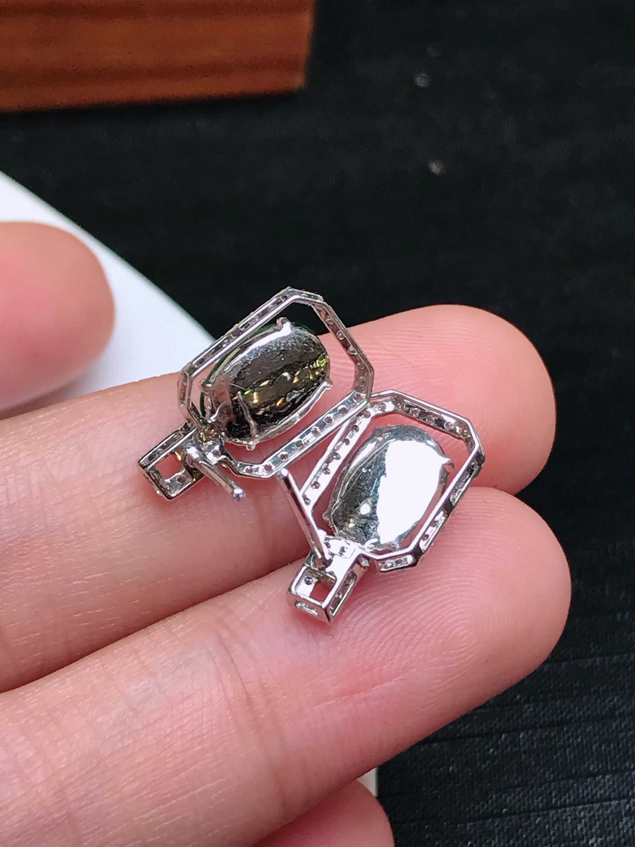 严选推荐耳饰耳钉，冰种满色绿蛋面耳钉，18k金钻镶嵌而成，品相佳，佩戴效果佳，尽显气质。种水很好，晶体结构致密，起强玻璃光泽。晶莹透亮，美感十足。高性价比，值得入手。裸石尺寸约8.9-6.4毫米