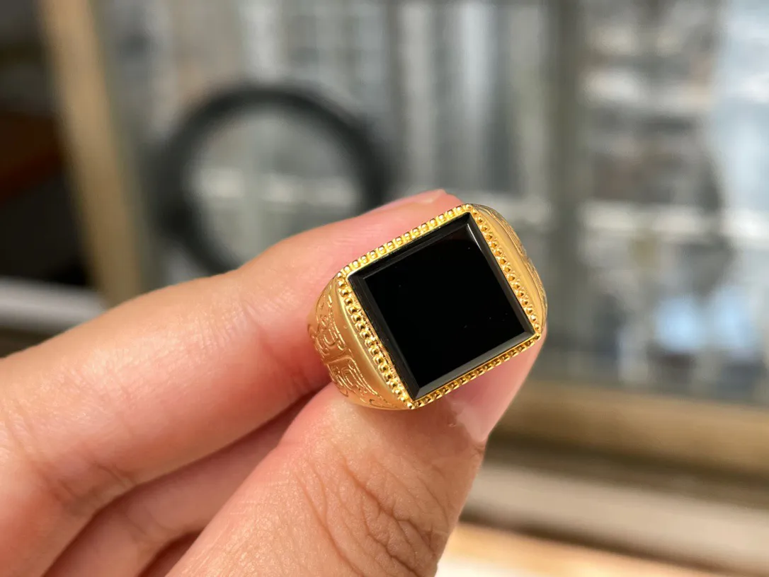 18k金镶嵌墨翠男戒 黑度好打灯透绿，尺寸看图一，