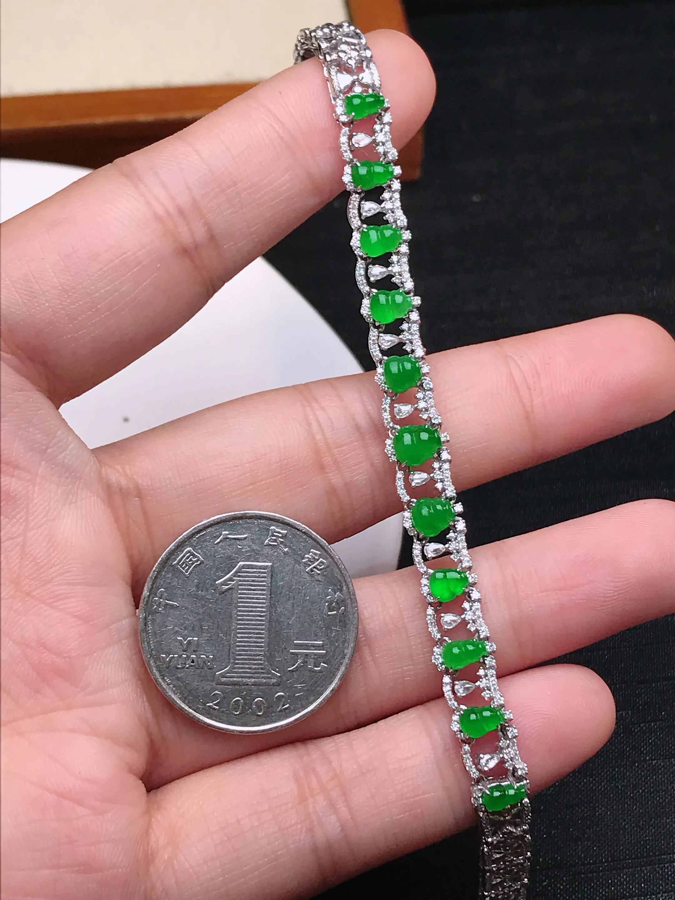 严选推荐手链，老坑冰种满色绿葫芦手链，18k金钻镶嵌而成，品相佳，佩戴效果出众，尽显气质。种水很好，盈润通透，起强玻璃光泽。色泽纯正，相当漂亮。高性价比，值得入手品鉴。裸石尺寸约5.5-4.6毫米