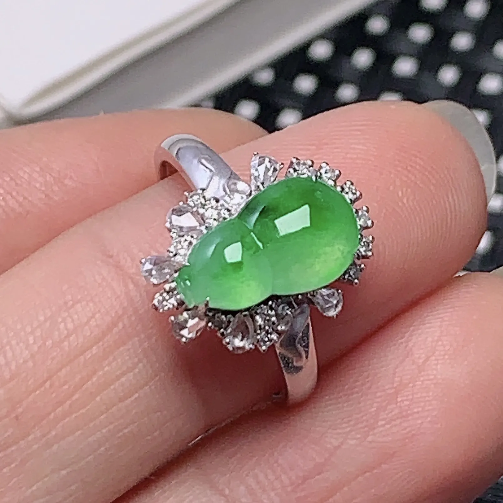 18K金伴钻镶嵌宝石冰糯种飘绿葫芦戒指戒指 种水好 颜色漂亮 雕工精细 厚装饱满 款式新颖 料子细腻 光感好 商品尺寸指圈13mm含金14.6*11.2*7mm