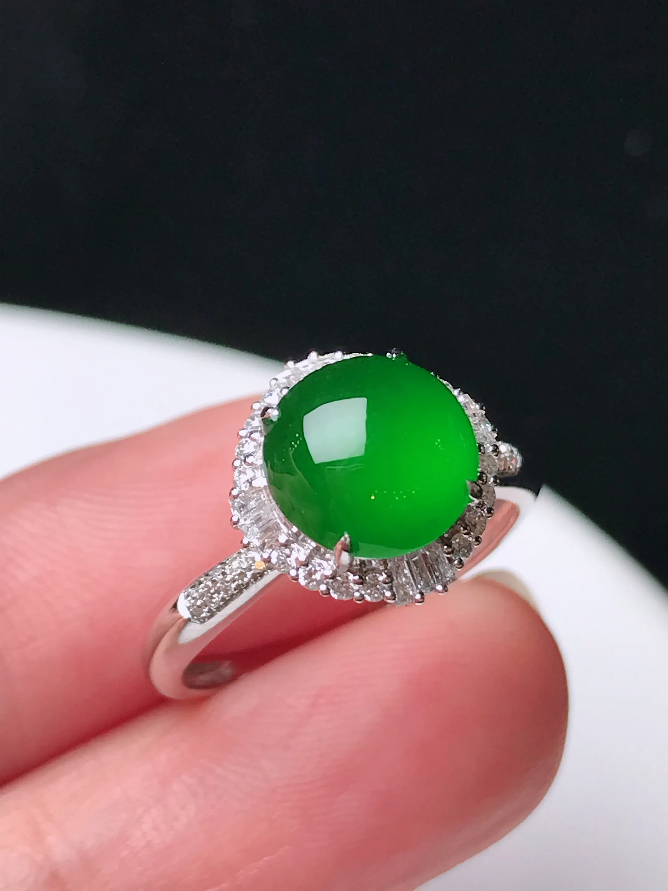 严选推荐戒指，老坑冰种满色绿戒指，18k金镶嵌而成，设计新颖独特，品相佳，佩戴效果出众，尽显气质。种水很好，盈润通透，起强玻璃光泽，价值不菲，高收藏传承价值，高性价比，值得入手品鉴。裸石尺寸约8.4-8.3毫米（产地危地马拉）