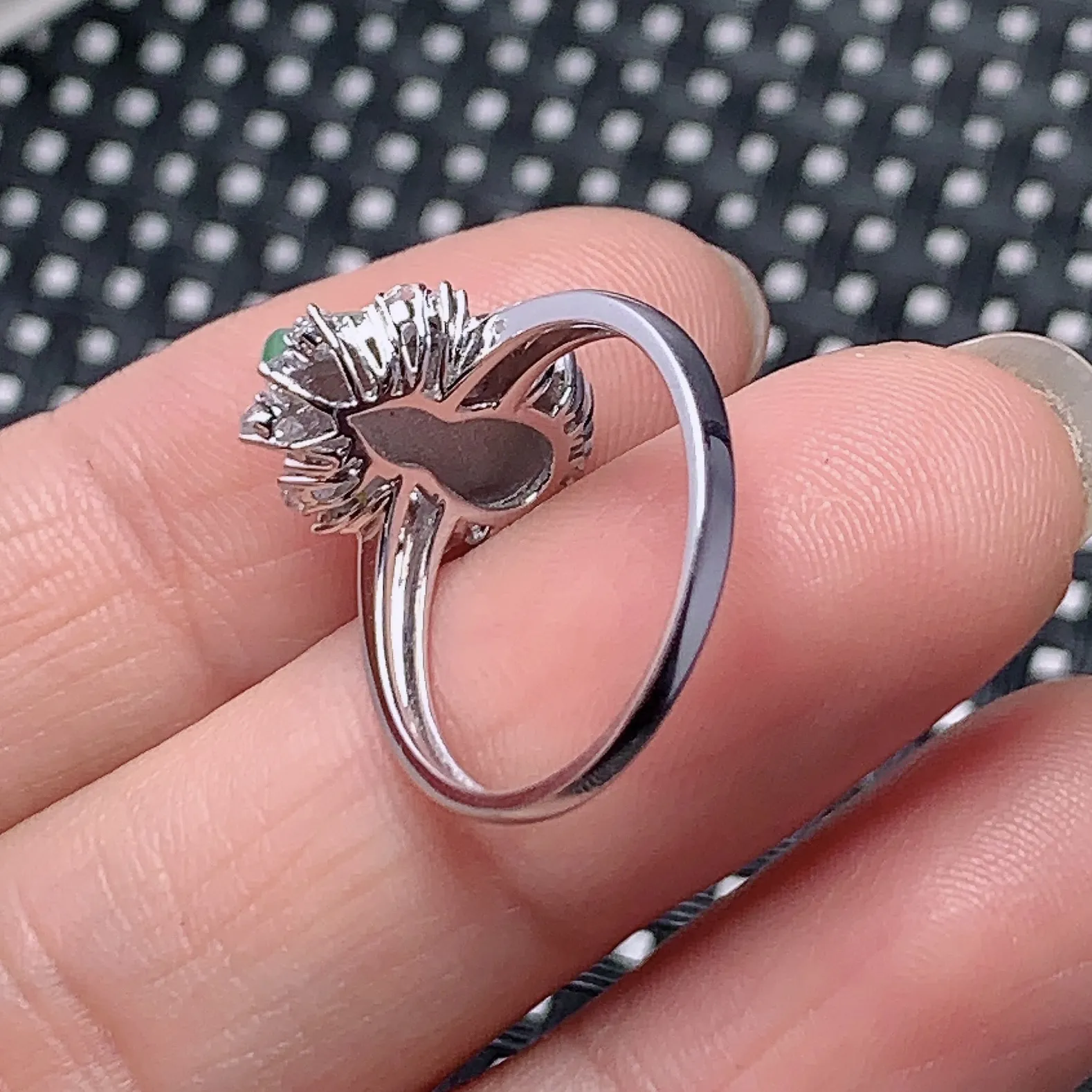 18K金伴钻镶嵌宝石冰糯种飘绿葫芦戒指戒指 种水好 颜色漂亮 雕工精细 厚装饱满 款式新颖 料子细腻 光感好 商品尺寸指圈13mm含金14.6*11.2*7mm