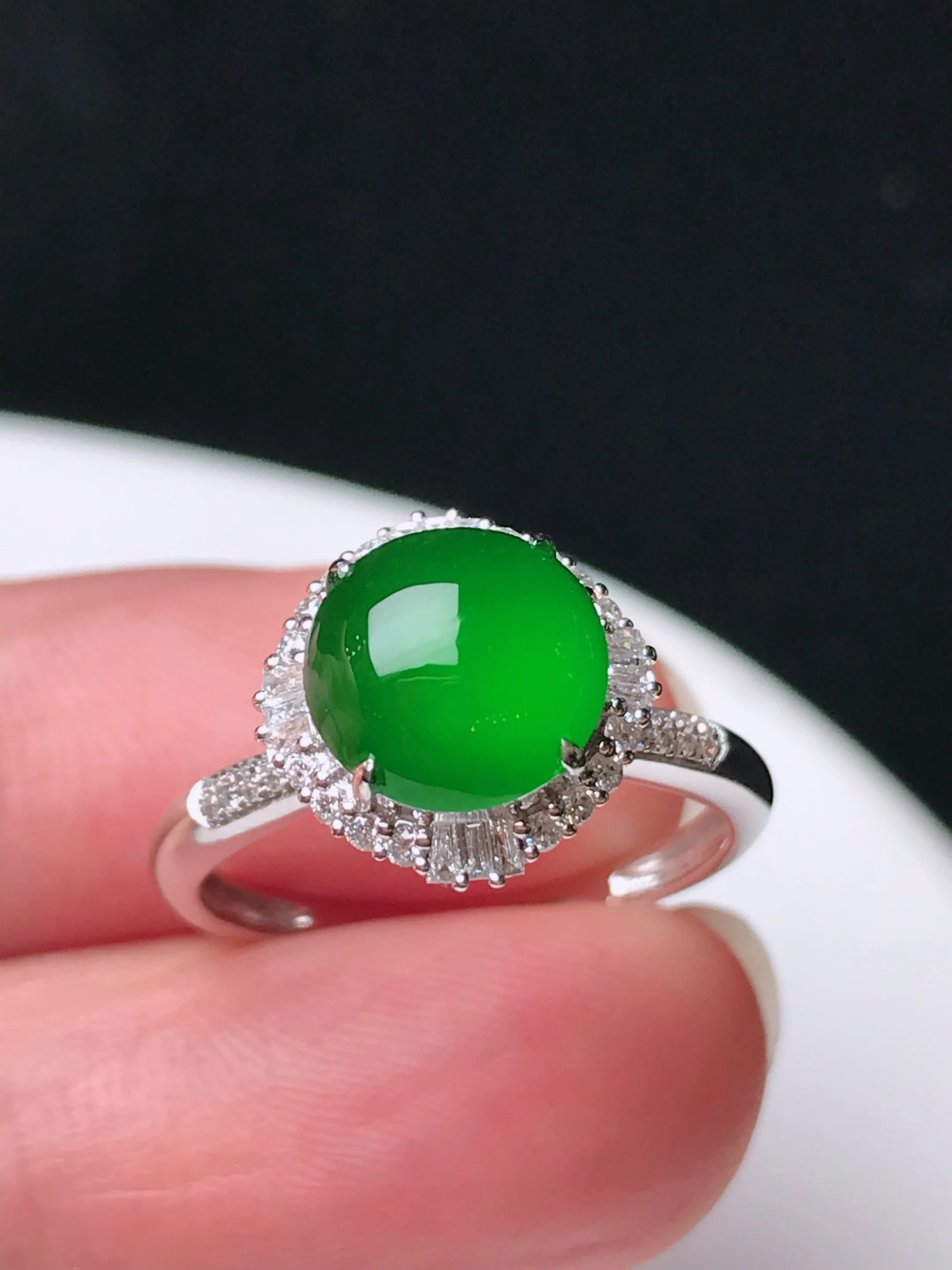 严选推荐戒指，老坑冰种满色绿戒指，18k金镶嵌而成，设计新颖独特，品相佳，佩戴效果出众，尽显气质。种水很好，盈润通透，起强玻璃光泽，价值不菲，高收藏传承价值，高性价比，值得入手品鉴。裸石尺寸约8.4-8.3毫米（产地危地马拉）