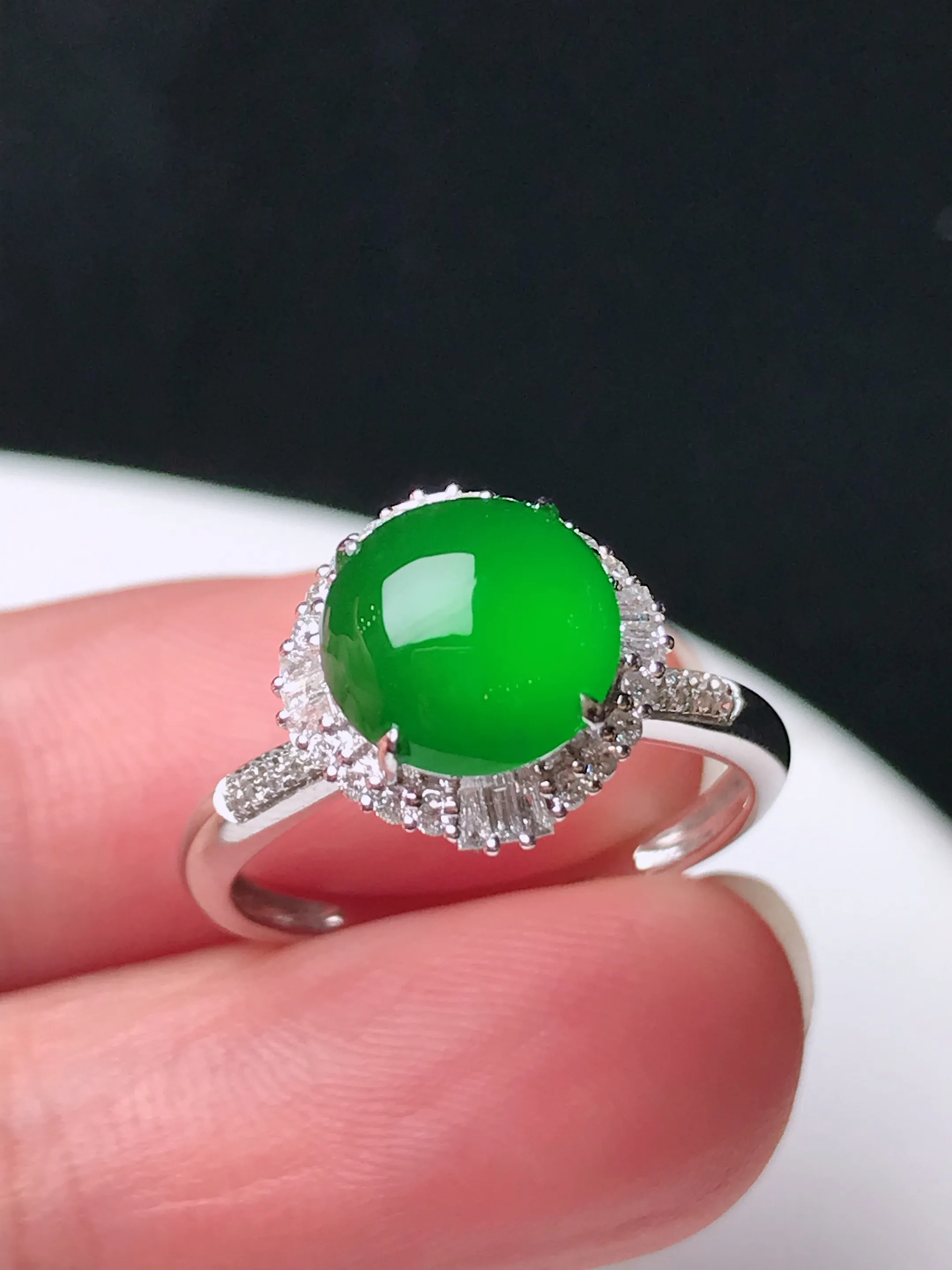 严选推荐戒指，老坑冰种满色绿戒指，18k金镶嵌而成，设计新颖独特，品相佳，佩戴效果出众，尽显气质。种水很好，盈润通透，起强玻璃光泽，价值不菲，高收藏传承价值，高性价比，值得入手品鉴。裸石尺寸约8.4-8.3毫米（产地危地马拉）