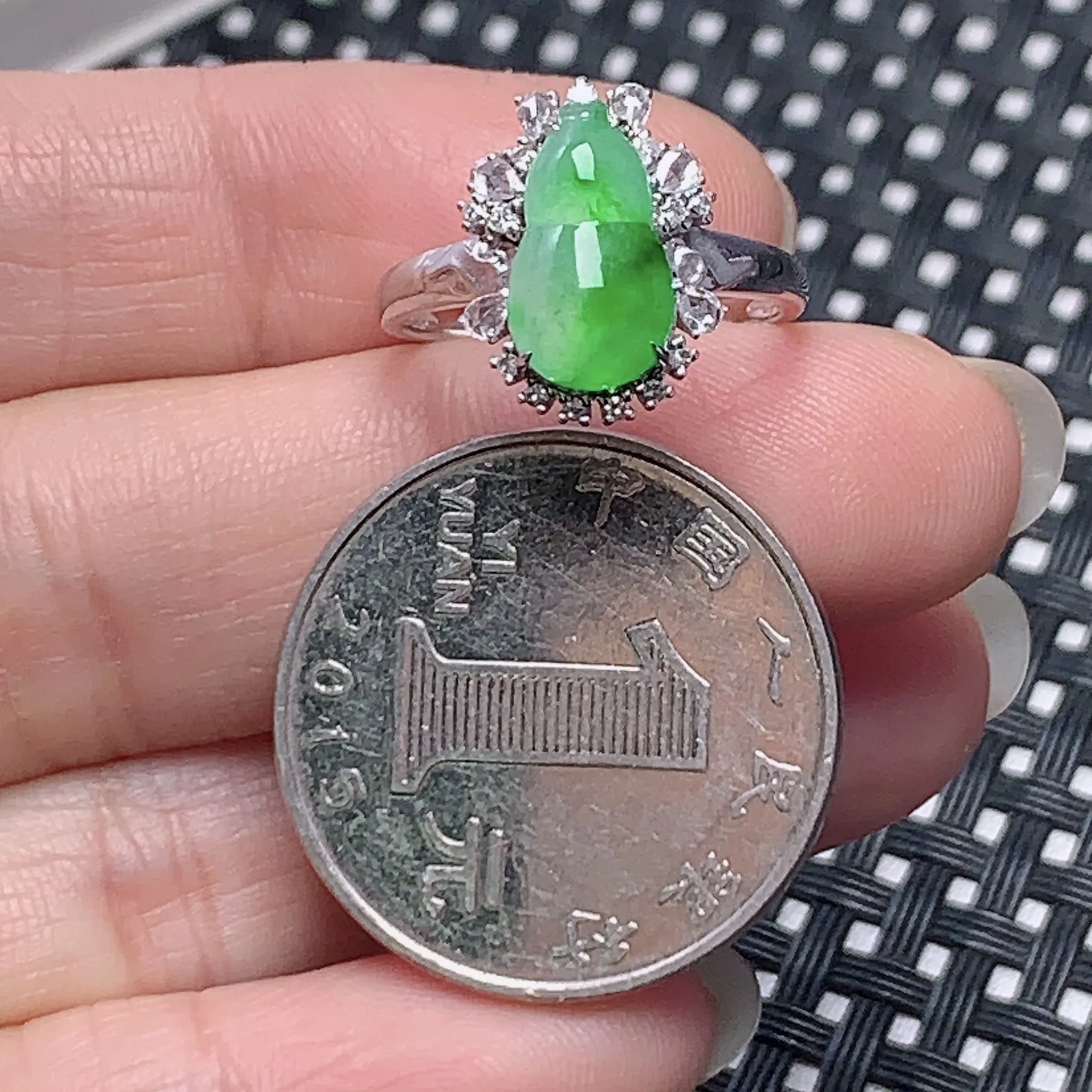 18K金伴钻镶嵌宝石冰糯种飘绿葫芦戒指戒指 种水好 颜色漂亮 雕工精细 厚装饱满 款式新颖 料子细腻 光感好 商品尺寸指圈13mm含金14.6*11.2*7mm