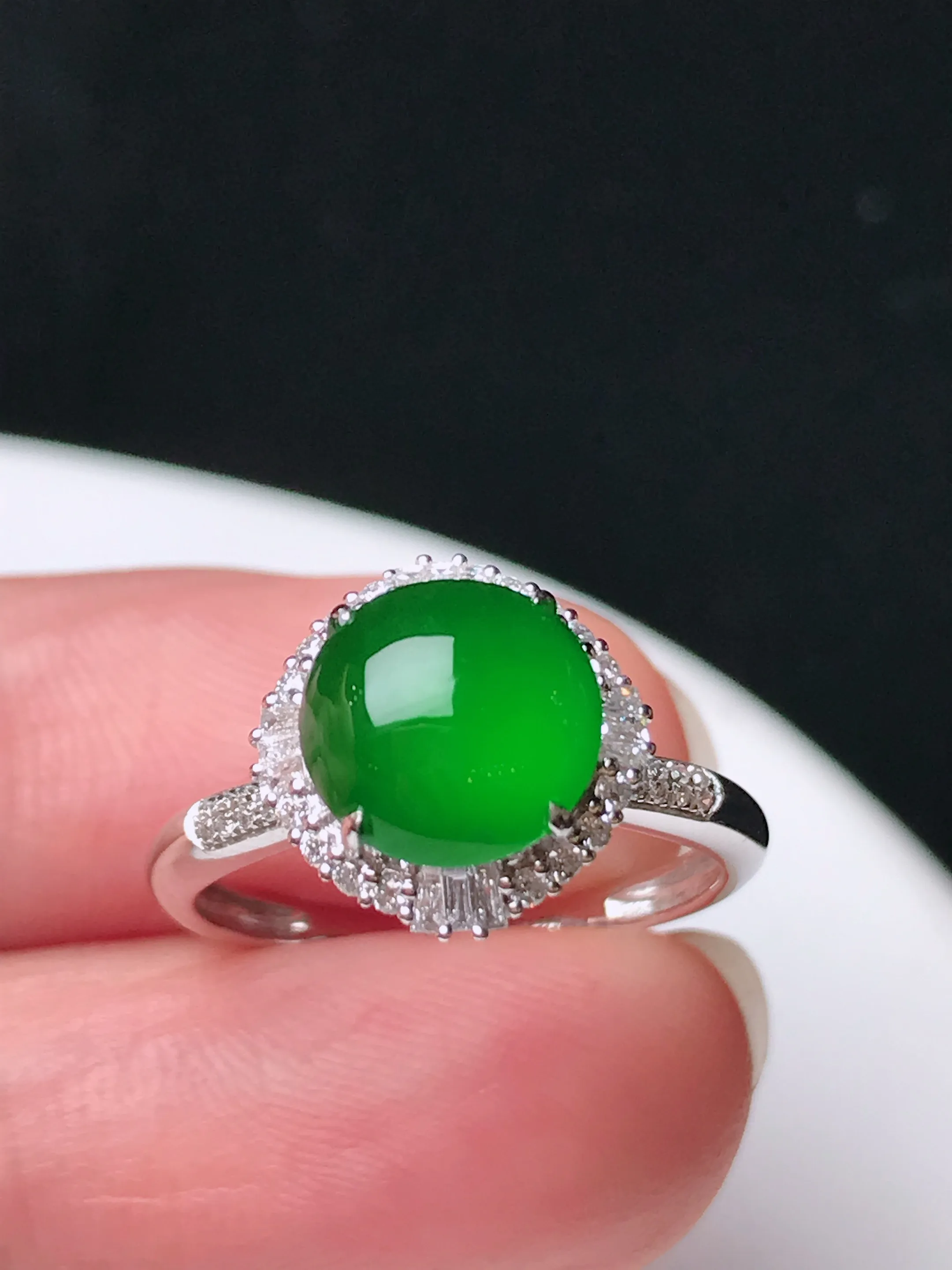 严选推荐戒指，老坑冰种满色绿戒指，18k金镶嵌而成，设计新颖独特，品相佳，佩戴效果出众，尽显气质。种水很好，盈润通透，起强玻璃光泽，价值不菲，高收藏传承价值，高性价比，值得入手品鉴。裸石尺寸约8.4-8.3毫米（产地危地马拉）