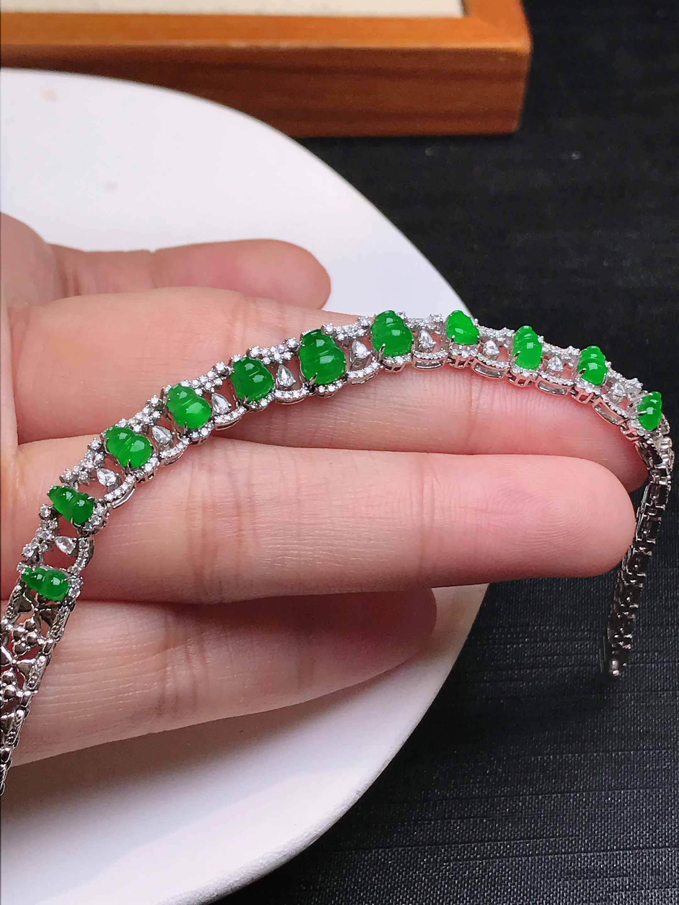 严选推荐手链，老坑冰种满色绿葫芦手链，18k金钻镶嵌而成，品相佳，佩戴效果出众，尽显气质。种水很好，盈润通透，起强玻璃光泽。色泽纯正，相当漂亮。高性价比，值得入手品鉴。裸石尺寸约5.5-4.6毫米