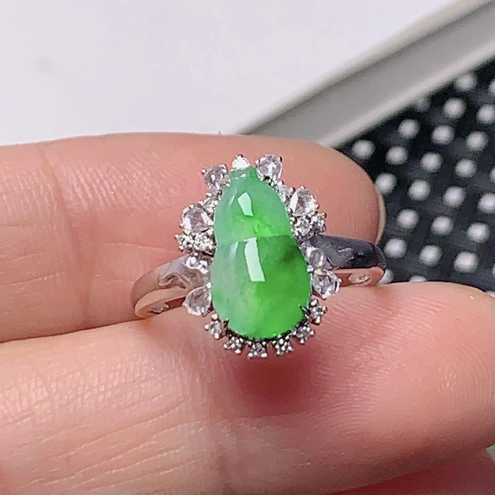 18K金伴钻镶嵌宝石冰糯种飘绿葫芦戒指戒指 种水好 颜色漂亮 雕工精细 厚装饱满 款式新颖 料子细腻 光感好 商品尺寸指圈13mm含金14.6*11.2*7mm